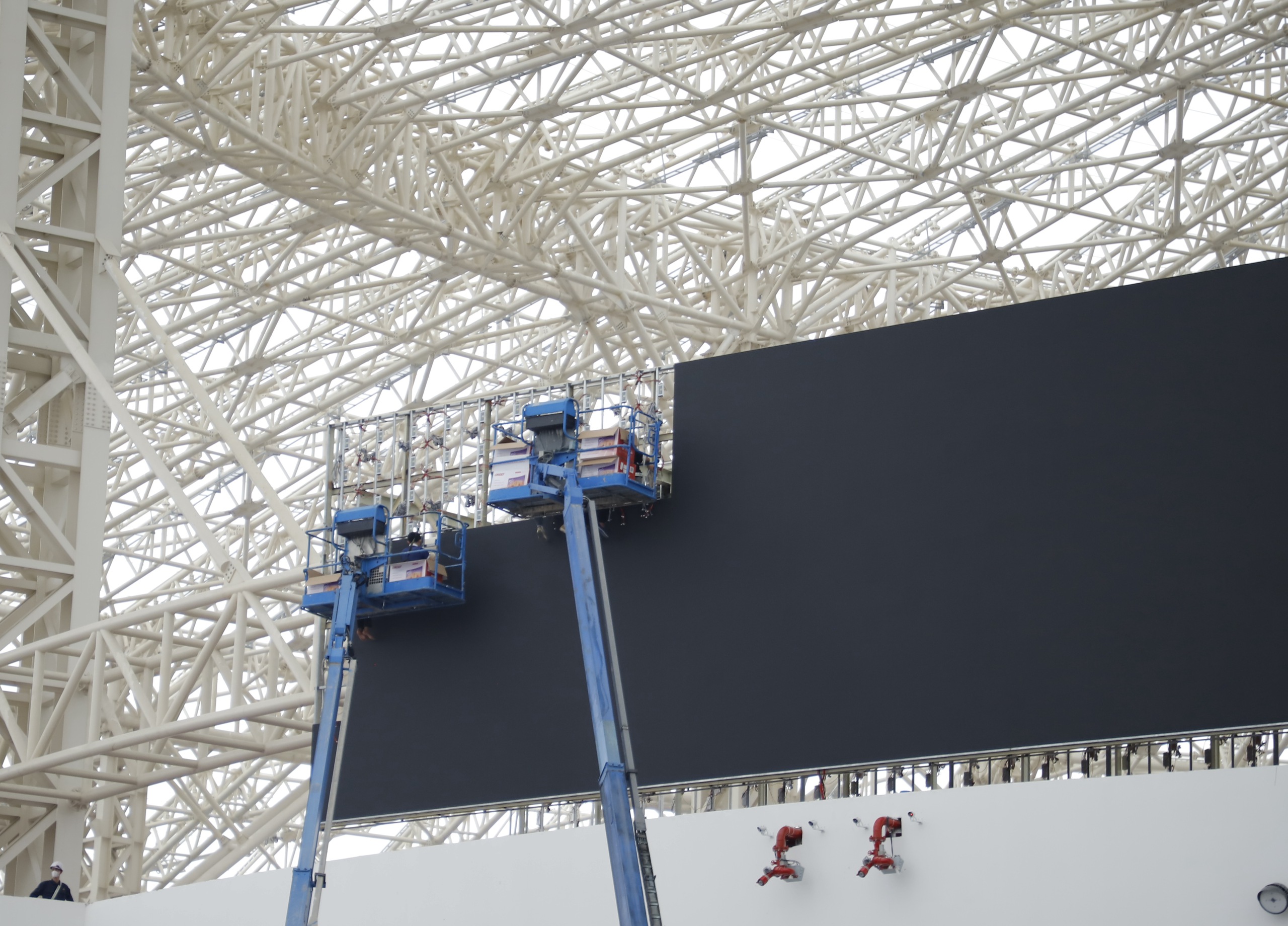 Dringende Fertigstellung der Exponate der Nationalen Errungenschaftsausstellung anlässlich des 80. Nationalfeiertags - Foto 7. Gấp rút hoàn thiện các hạng mục Triển lãm thành tựu Đất nước nhân dịp 80 năm Quốc khánh - Ảnh 7.