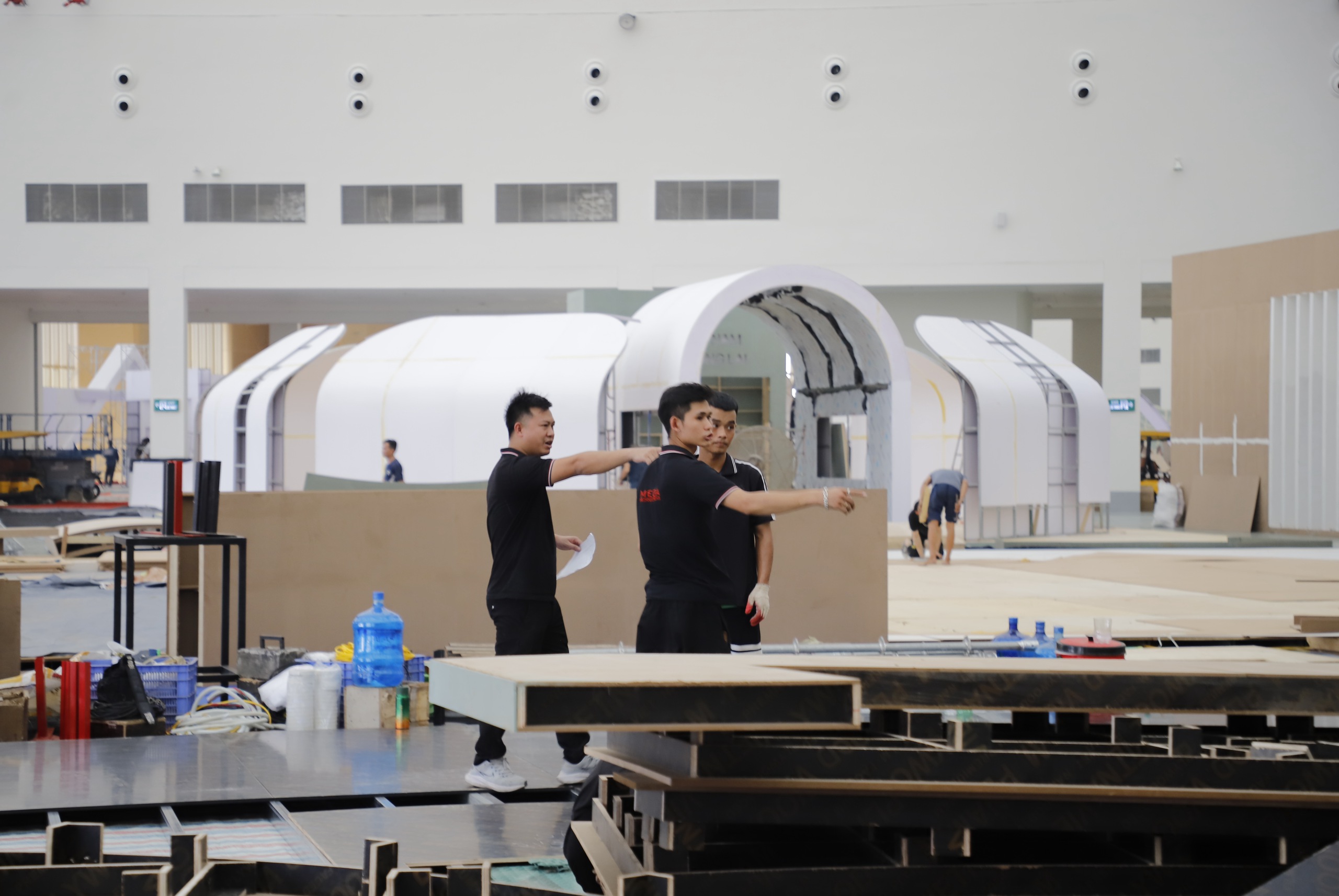 Dringende Fertigstellung der Exponate der Nationalen Errungenschaftsausstellung anlässlich des 80. Nationalfeiertags - Foto 10. Gấp rút hoàn thiện các hạng mục Triển lãm thành tựu Đất nước nhân dịp 80 năm Quốc khánh - Ảnh 10.