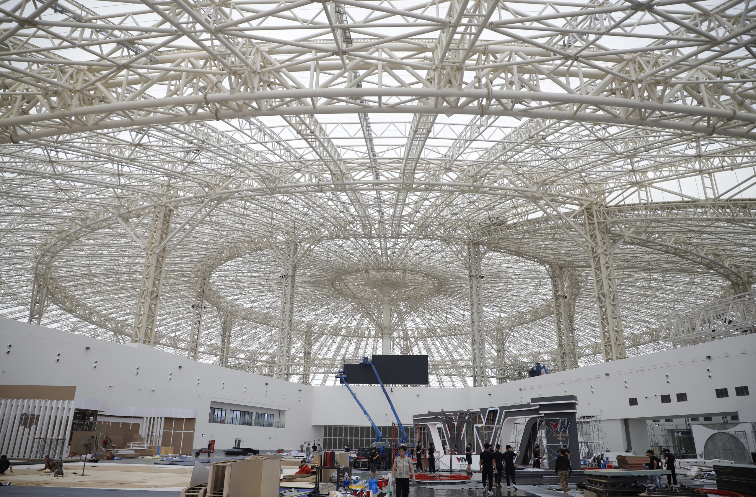 Dringende Fertigstellung der Exponate der Nationalen Errungenschaftsausstellung anlässlich des 80. Nationalfeiertags - Foto 2. Gấp rút hoàn thiện các hạng mục Triển lãm thành tựu Đất nước nhân dịp 80 năm Quốc khánh - Ảnh 2.