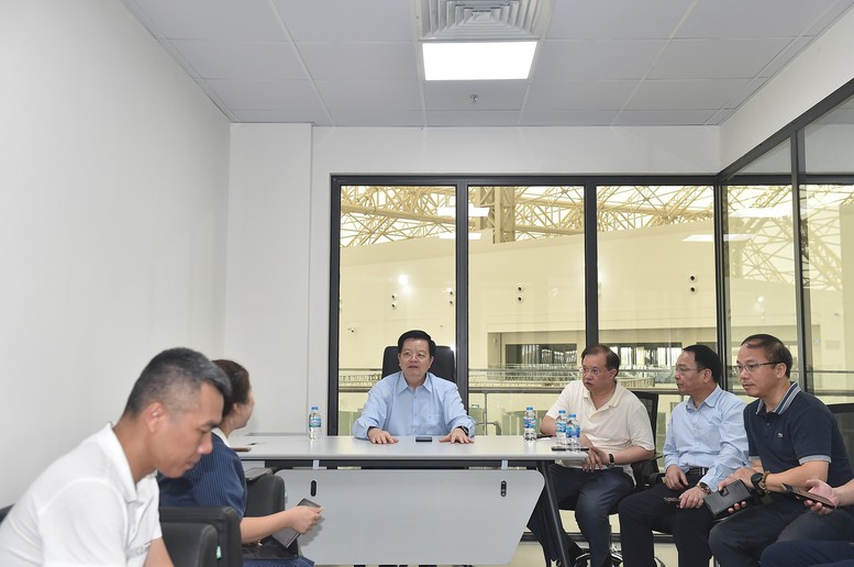 Đẩy nhanh tiến độ thi công gian hàng tại Triển lãm thành tựu Đất nước nhân dịp 80 năm Quốc khánh - Ảnh 1. Đẩy nhanh tiến độ thi công gian hàng tại Triển lãm thành tựu Đất nước nhân dịp 80 năm Quốc khánh - Ảnh 1.