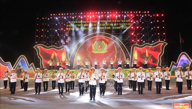 Lào Cai tổ chức chương trình nghệ thuật đặc biệt 'Bản hùng ca cách mạng' - Ảnh 3.