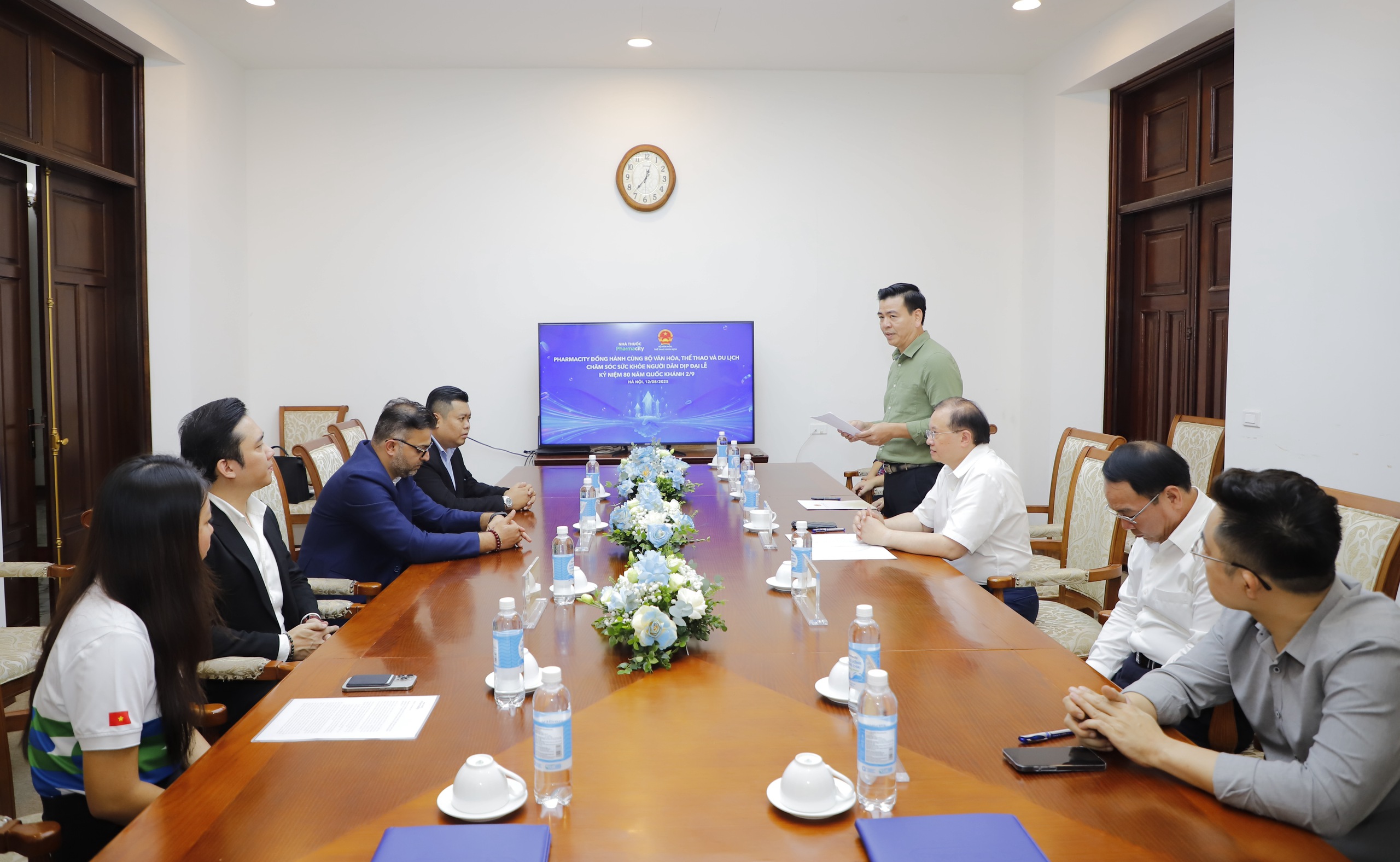 Das Ministerium für Kultur, Sport und Tourismus und Pharmacity unterzeichneten eine Absichtserklärung zur Zusammenarbeit bei der Durchführung einer Reihe von Maßnahmen zur Gesundheitsversorgung der Bevölkerung anlässlich des 80. Jahrestages der Augustrevolution und des Nationalfeiertags am 2. September - Foto 1. Bộ VHTTDL và Pharmacity ký kết Biên bản ghi nhớ, hợp tác triển khai chuỗi hoạt động chăm sóc sức khỏe cộng đồng nhân dịp Đại lễ kỷ niệm 80 năm Cách mạng Tháng Tám và Quốc khánh 2/9 - Ảnh 1.