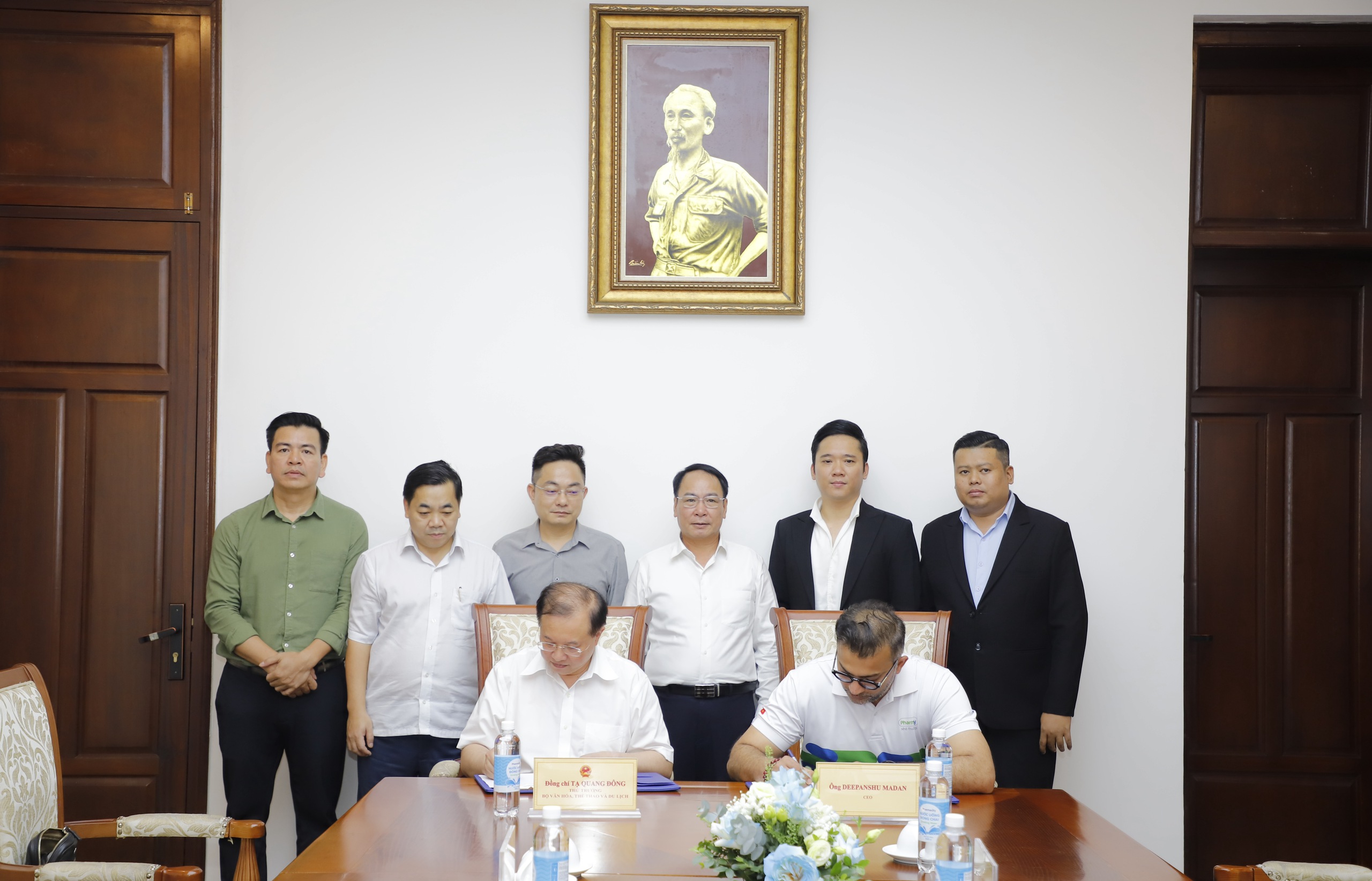 Das Ministerium für Kultur, Sport und Tourismus und Pharmacity unterzeichneten eine Absichtserklärung zur Zusammenarbeit bei der Durchführung einer Reihe von Maßnahmen zur Gesundheitsversorgung der Bevölkerung anlässlich des 80. Jahrestages der Augustrevolution und des Nationalfeiertags am 2. September - Foto 4. Bộ VHTTDL và Pharmacity ký kết Biên bản ghi nhớ, hợp tác triển khai chuỗi hoạt động chăm sóc sức khỏe cộng đồng nhân dịp Đại lễ kỷ niệm 80 năm Cách mạng Tháng Tám và Quốc khánh 2/9 - Ảnh 4.