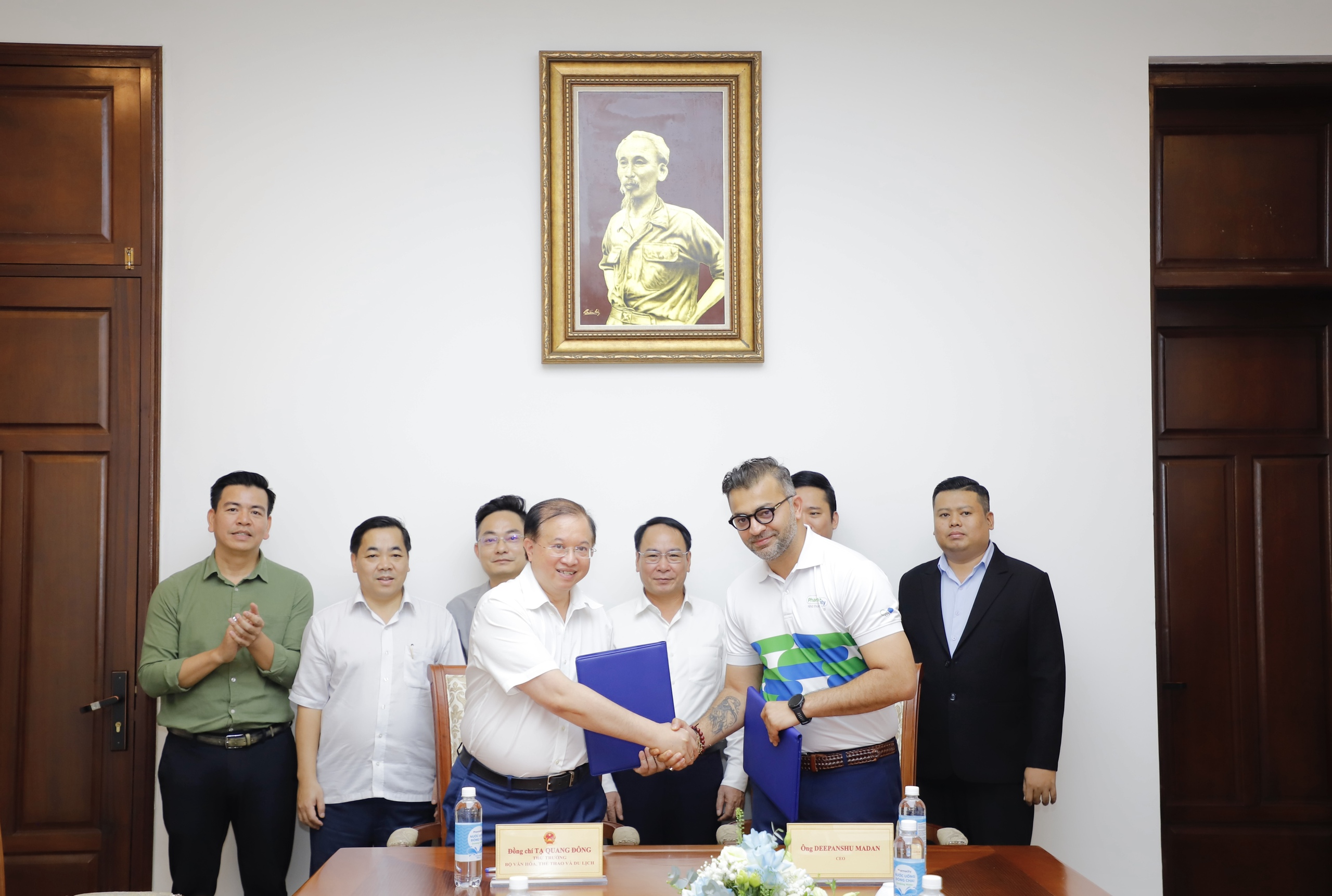 Das Ministerium für Kultur, Sport und Tourismus und Pharmacity unterzeichneten eine Absichtserklärung zur Zusammenarbeit bei der Durchführung einer Reihe von Maßnahmen zur Gesundheitsversorgung der Bevölkerung anlässlich des 80. Jahrestages der Augustrevolution und des Nationalfeiertags am 2. September - Foto 5. Bộ VHTTDL và Pharmacity ký kết Biên bản ghi nhớ, hợp tác triển khai chuỗi hoạt động chăm sóc sức khỏe cộng đồng nhân dịp Đại lễ kỷ niệm 80 năm Cách mạng Tháng Tám và Quốc khánh 2/9 - Ảnh 5.