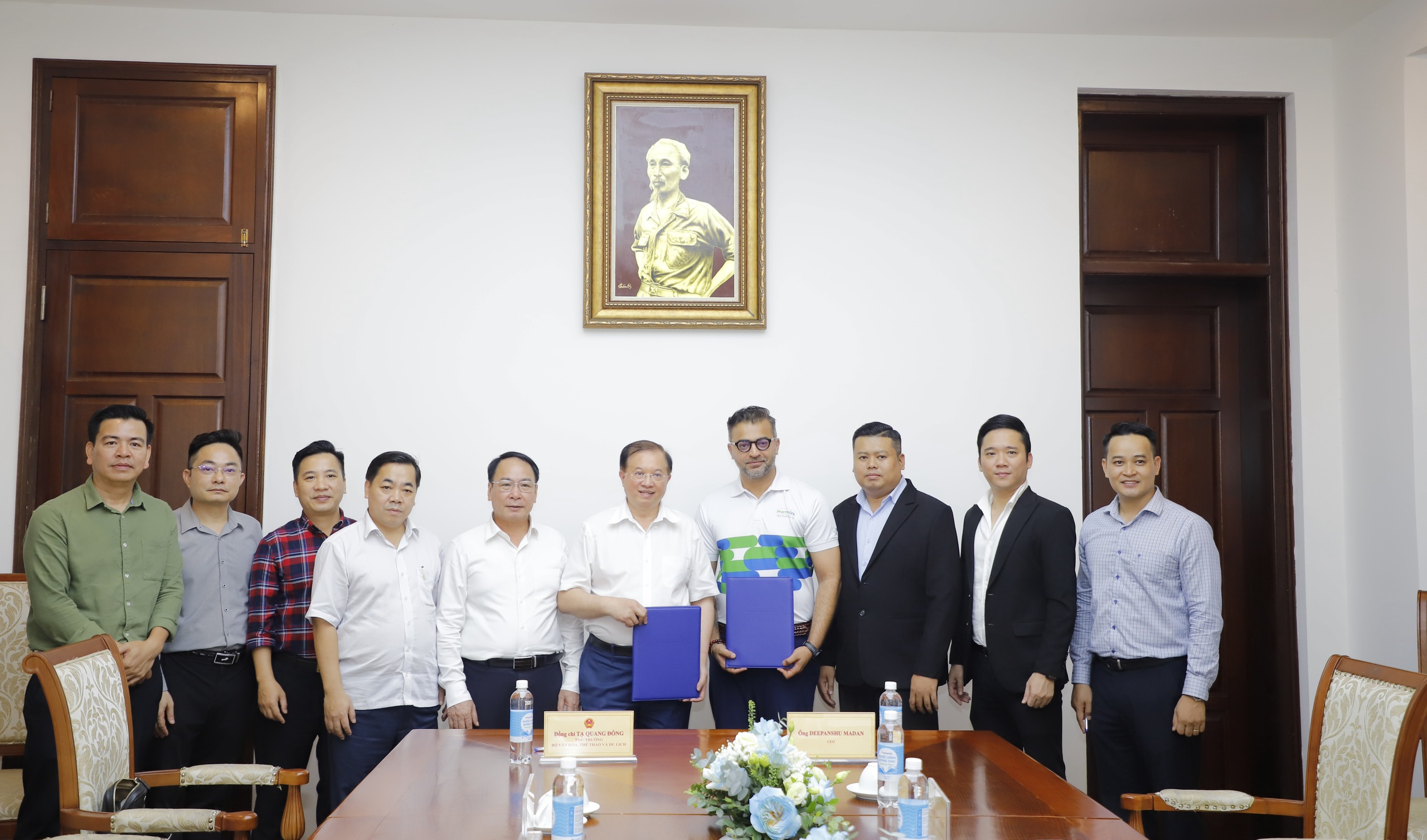 Das Ministerium für Kultur, Sport und Tourismus und Pharmacity unterzeichneten eine Absichtserklärung zur Zusammenarbeit bei der Durchführung einer Reihe von Maßnahmen zur Gesundheitsversorgung der Bevölkerung anlässlich des 80. Jahrestages der Augustrevolution und des Nationalfeiertags am 2. September - Foto 6. Bộ VHTTDL và Pharmacity ký kết Biên bản ghi nhớ, hợp tác triển khai chuỗi hoạt động chăm sóc sức khỏe cộng đồng nhân dịp Đại lễ kỷ niệm 80 năm Cách mạng Tháng Tám và Quốc khánh 2/9 - Ảnh 6.