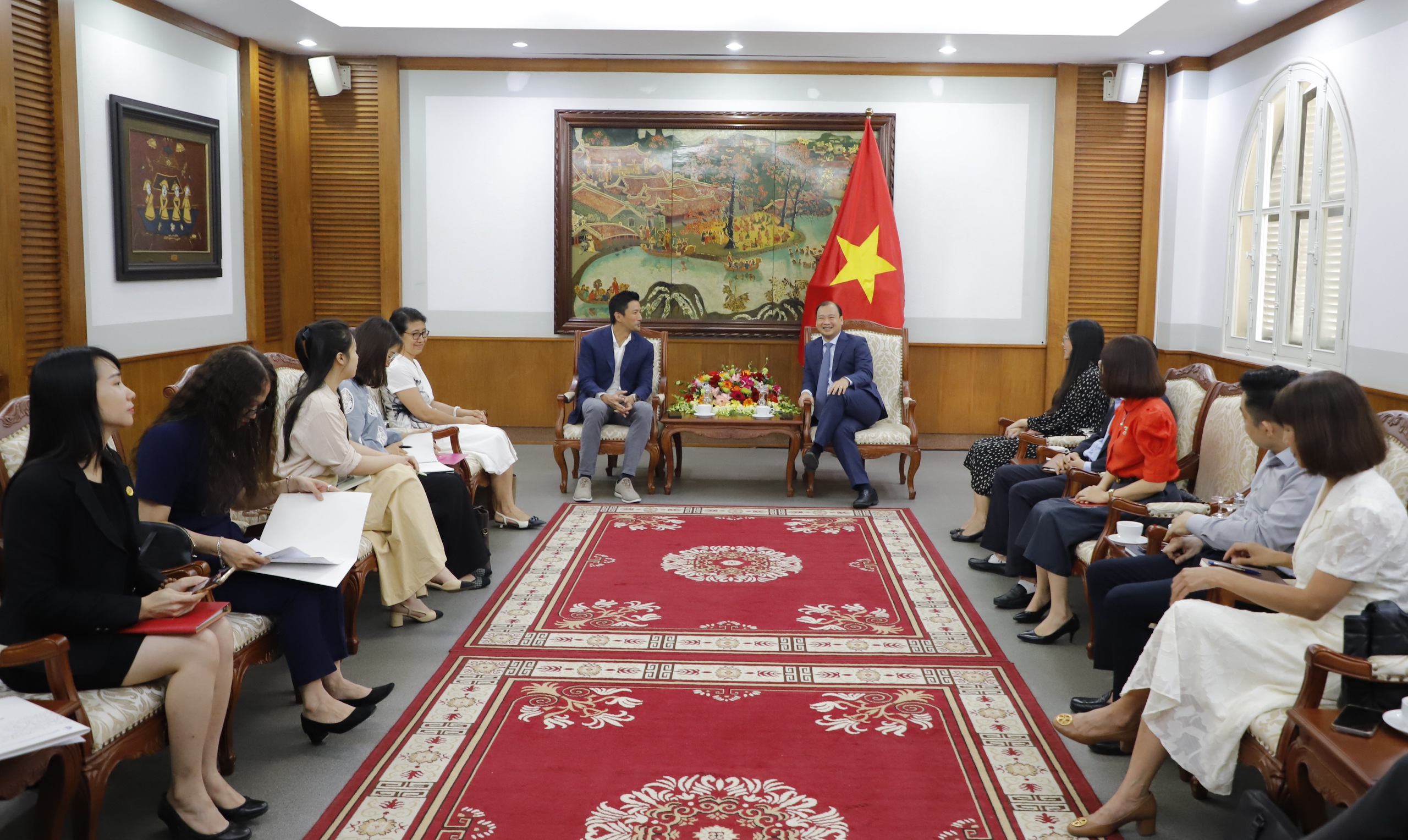 文化スポーツ観光省のレ・ハイ・ビン常任副大臣が、グーグル・ベトナムのマーク・ウー総裁を迎え、懇談した(写真1)。 Thứ trưởng Thường trực Bộ VHTTDL Lê Hải Bình tiếp và làm việc với Tổng Giám đốc Google Việt Nam Marc Woo - Ảnh 1.