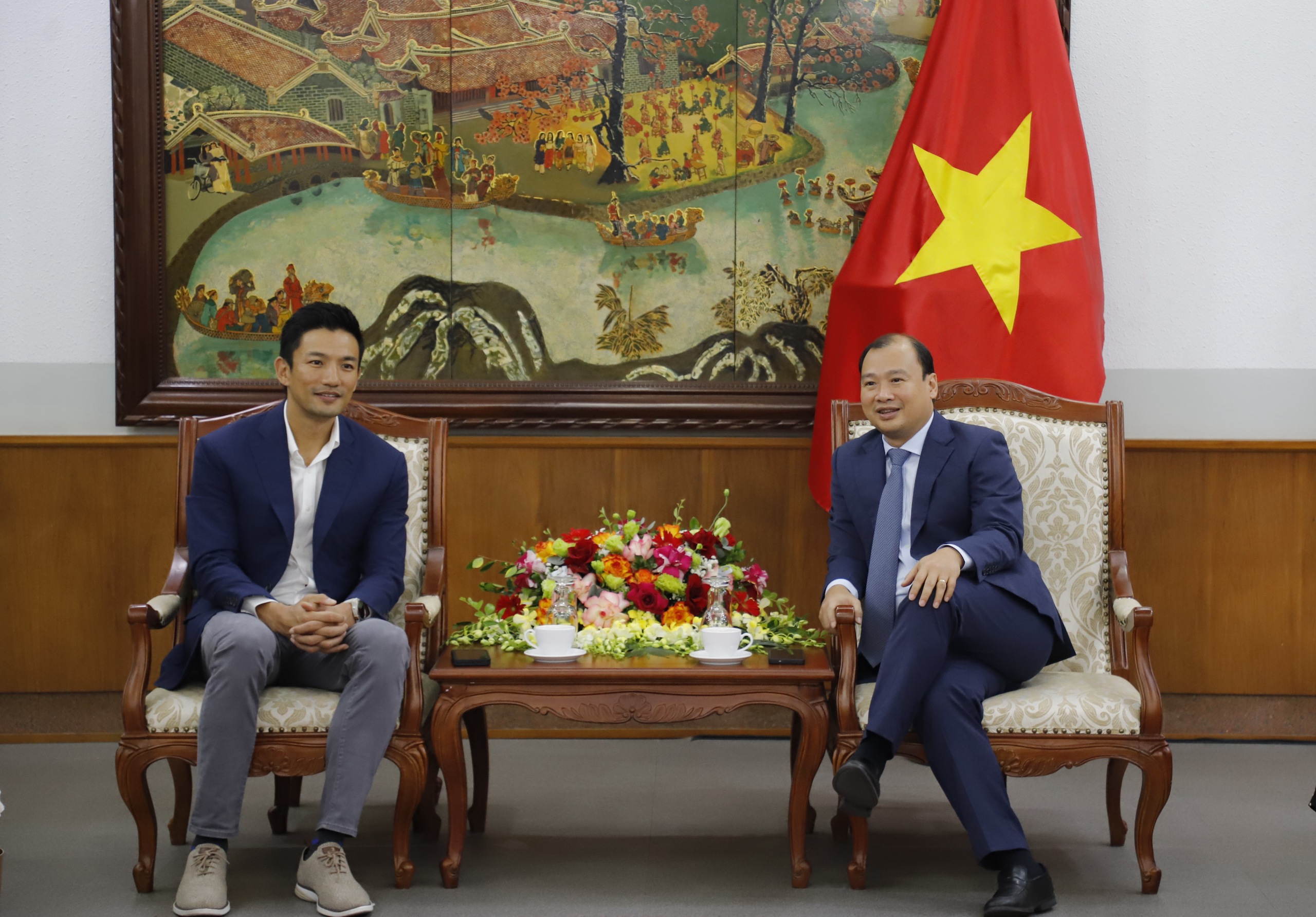 文化スポーツ観光省のレ・ハイ・ビン常任副大臣が、グーグル・ベトナムのマーク・ウー総裁を迎え、懇談した(写真2)。 Thứ trưởng Thường trực Bộ VHTTDL Lê Hải Bình tiếp và làm việc với Tổng Giám đốc Google Việt Nam Marc Woo - Ảnh 2.