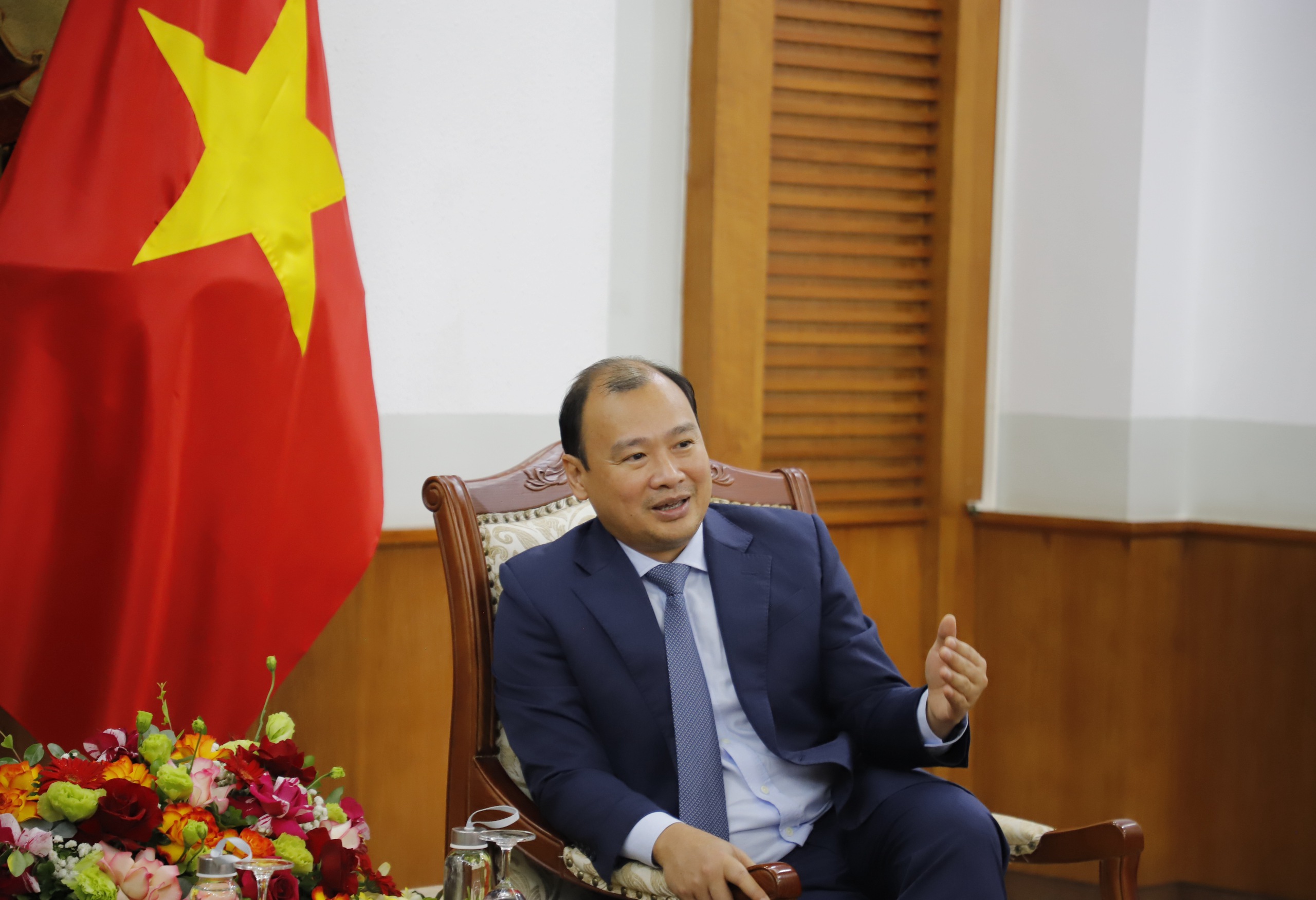 文化スポーツ観光省のレ・ハイ・ビン常任副大臣が、グーグル・ベトナムのマーク・ウー総裁を迎え、懇談した(写真3)。 Thứ trưởng Thường trực Bộ VHTTDL Lê Hải Bình tiếp và làm việc với Tổng Giám đốc Google Việt Nam Marc Woo - Ảnh 3.