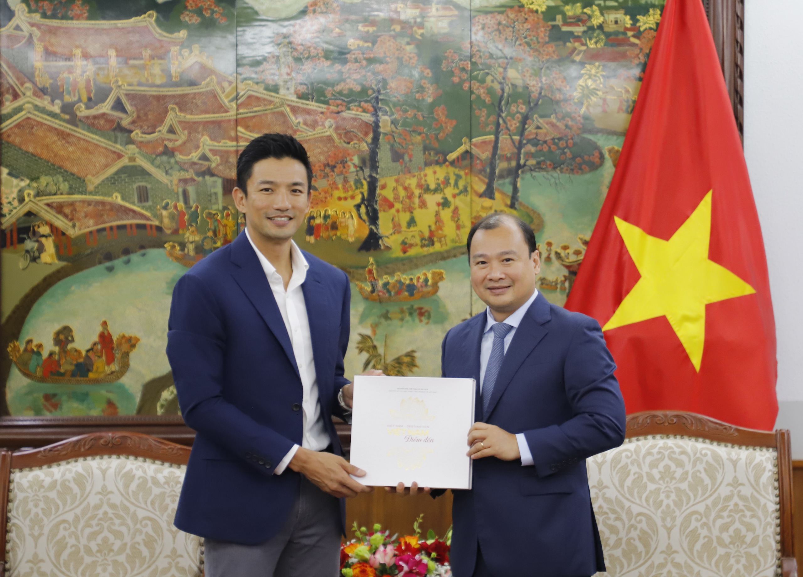 文化スポーツ観光省のレ・ハイ・ビン常任副大臣が、グーグル・ベトナムのマーク・ウー総裁を迎え、懇談した(写真6)。 Thứ trưởng Thường trực Bộ VHTTDL Lê Hải Bình tiếp và làm việc với Tổng Giám đốc Google Việt Nam Marc Woo - Ảnh 6.