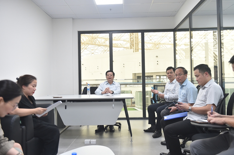 Phó Thủ tướng: Tập trung nhân lực, tăng tốc thi công gian hàng Triển lãm thành tựu Đất nước dịp 80 năm Quốc khánh - Ảnh 1. Phó Thủ tướng: Tập trung nhân lực, tăng tốc thi công gian hàng Triển lãm thành tựu Đất nước dịp 80 năm Quốc khánh - Ảnh 1.