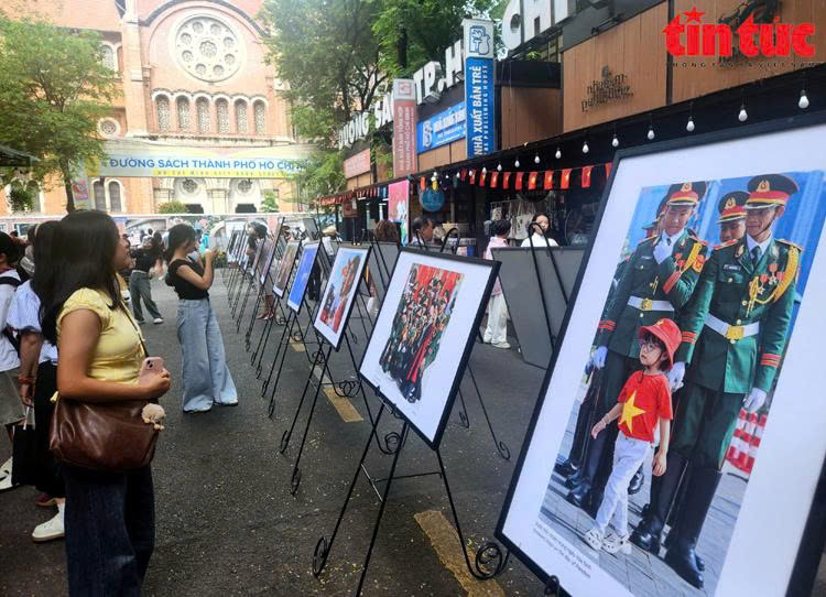 TP Hồ Chí Minh: Triển lãm và ra mắt sách ảnh '50 năm niềm vui thống nhất' - Ảnh 2.