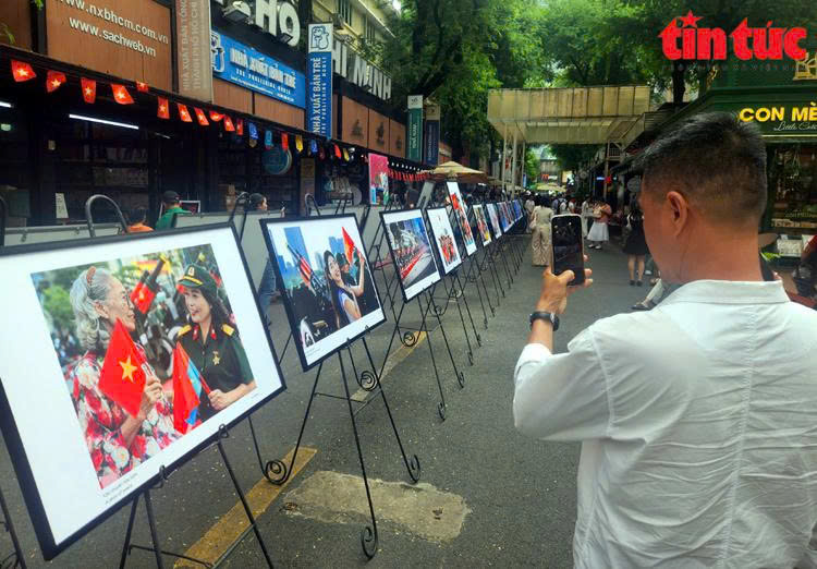 TP Hồ Chí Minh: Triển lãm và ra mắt sách ảnh '50 năm niềm vui thống nhất' - Ảnh 3.