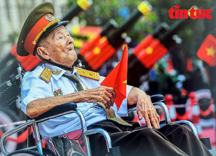 TP Hồ Chí Minh: Triển lãm và ra mắt sách ảnh '50 năm niềm vui thống nhất' - Ảnh 4.