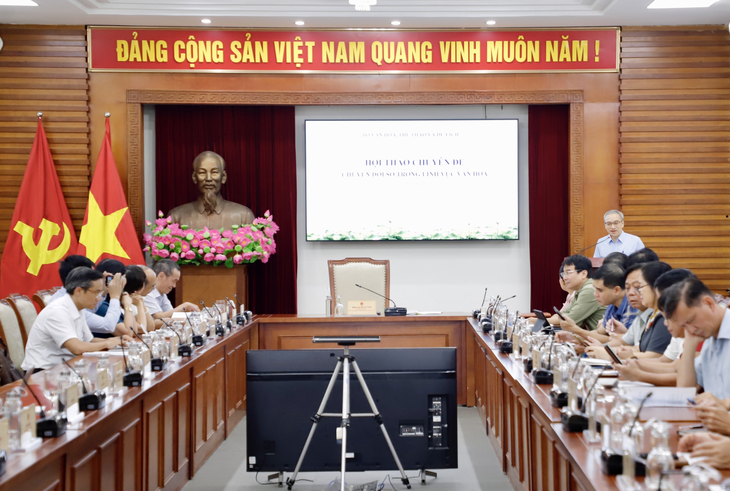 Der Schutz des digitalen Urheberrechts sichert die Zukunft der vietnamesischen Kulturindustrie – Foto 1. Bảo vệ bản quyền số là bảo vệ tương lai của công nghiệp văn hóa Việt Nam - Ảnh 1.