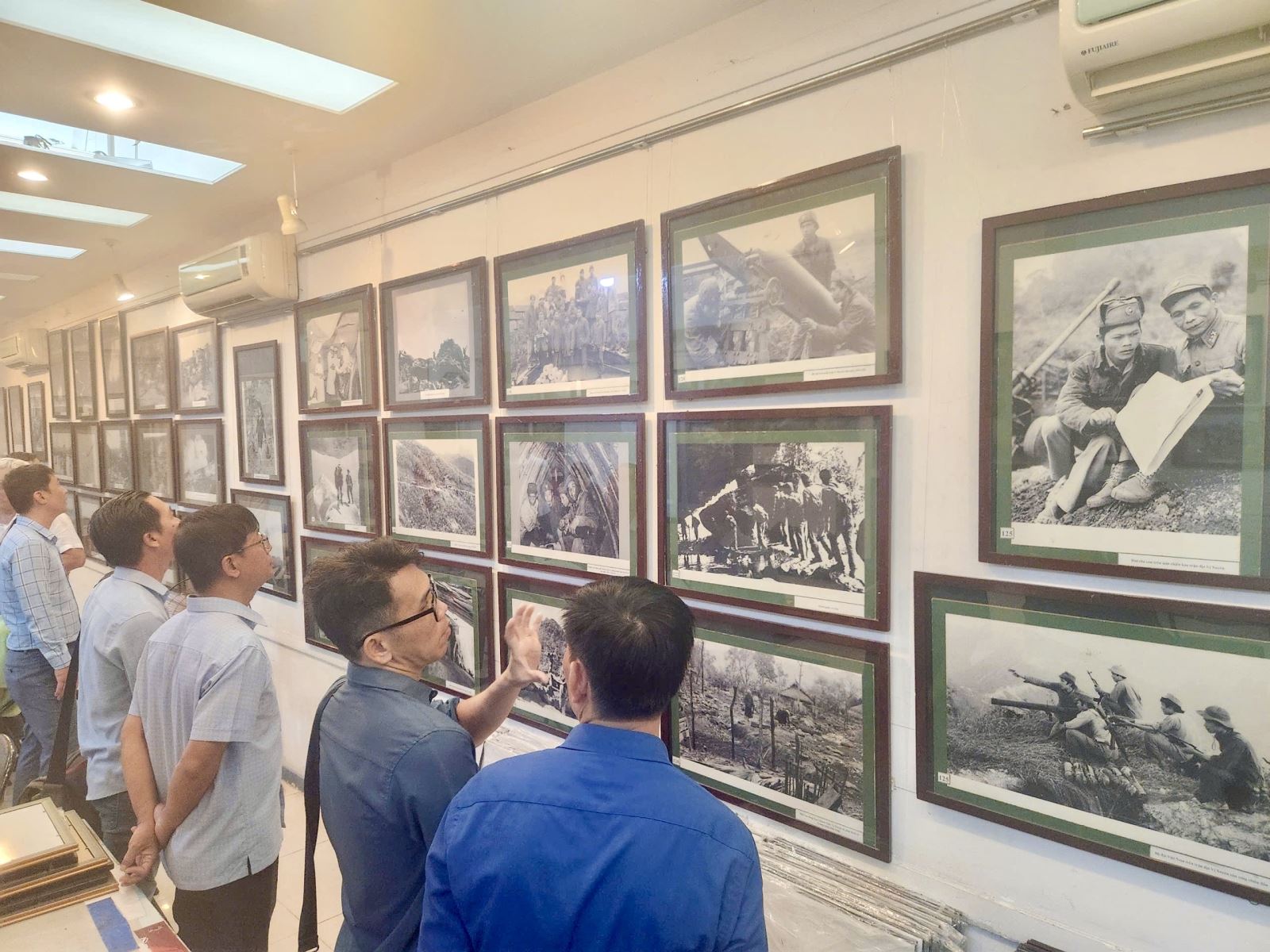 Khai mạc triển lãm 'Người viết sử bằng ảnh' của nghệ sĩ nhiếp ảnh Minh Lộc - Ảnh 3.