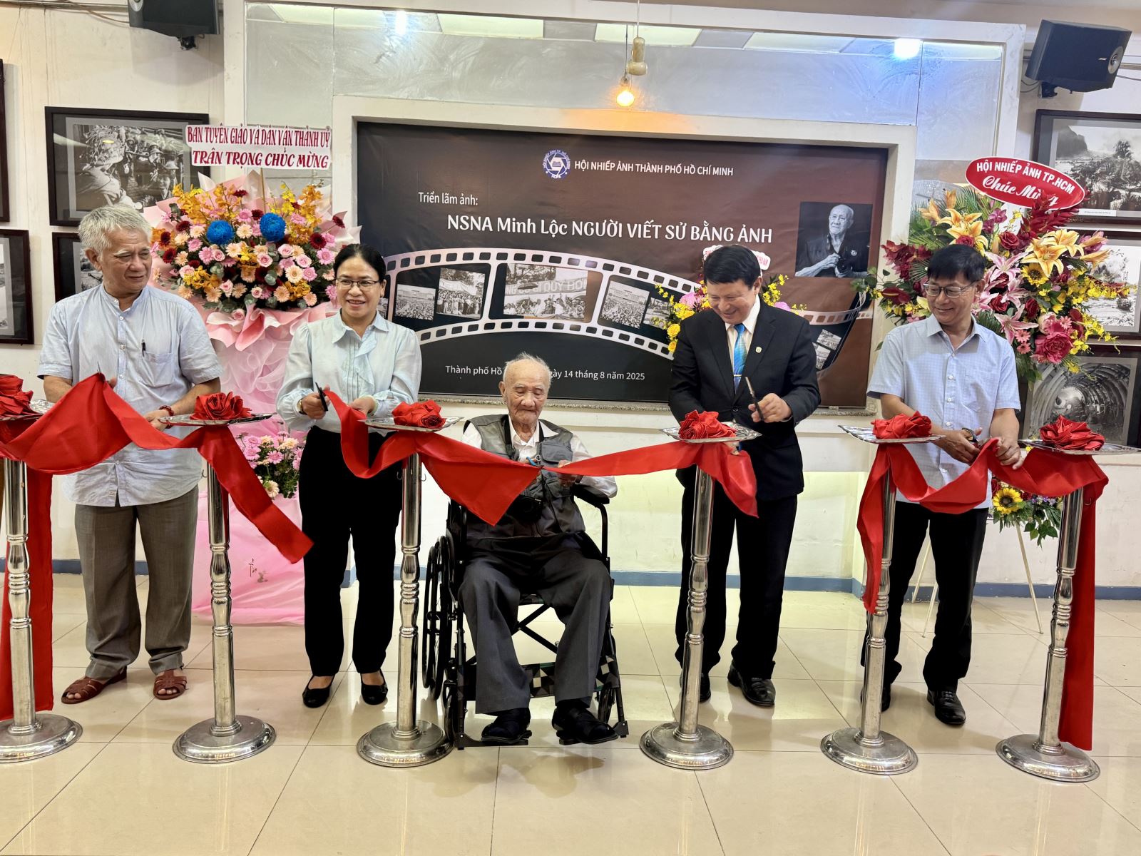 Khai mạc triển lãm 'Người viết sử bằng ảnh' của nghệ sĩ nhiếp ảnh Minh Lộc - Ảnh 1.