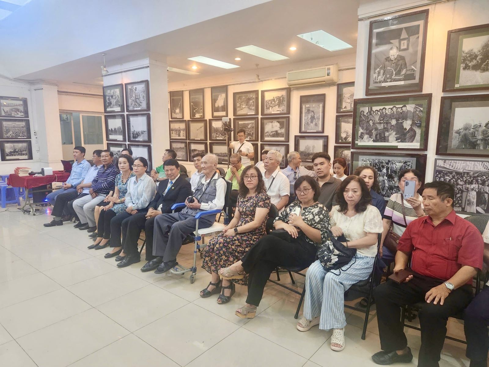 Khai mạc triển lãm 'Người viết sử bằng ảnh' của nghệ sĩ nhiếp ảnh Minh Lộc - Ảnh 2.
