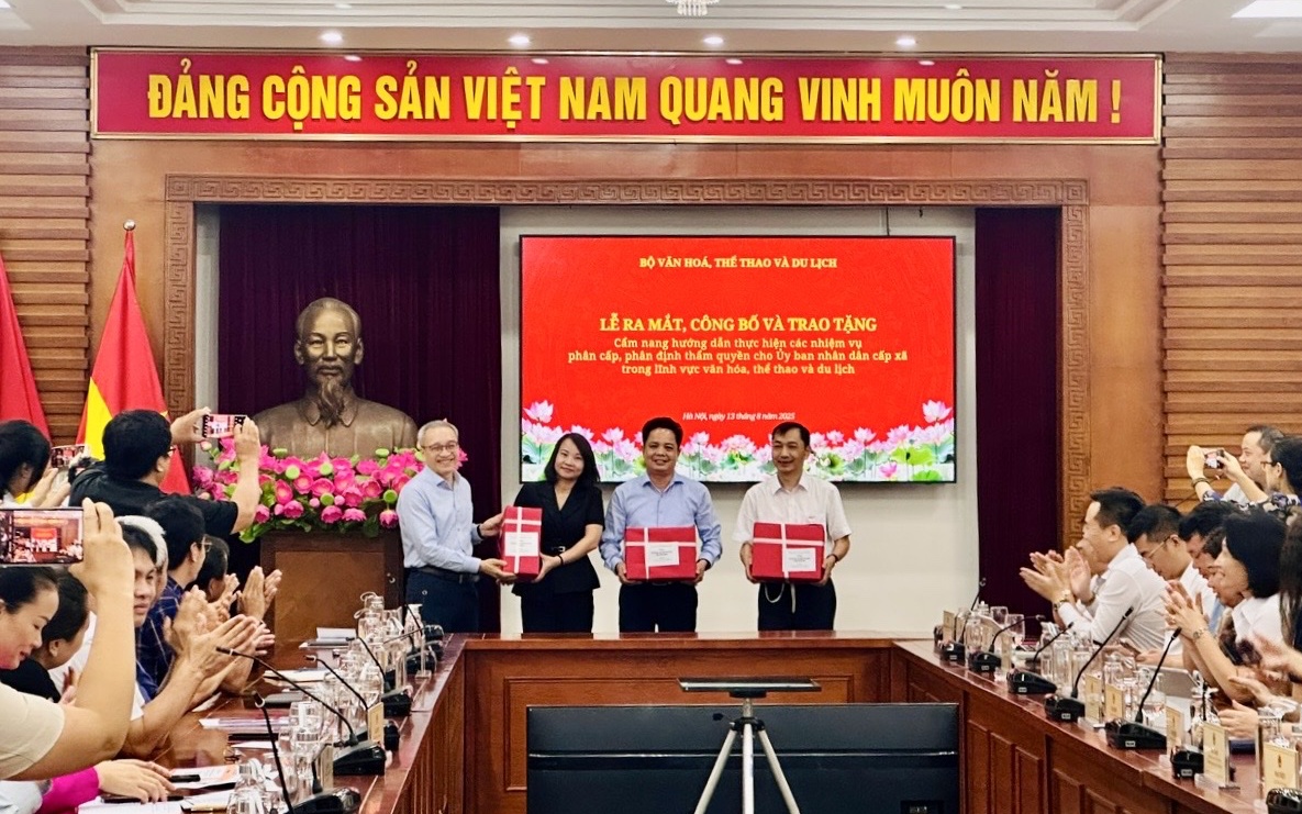 Tặng, giới thiệu và hướng dẫn sử dụng Cẩm nang về phân cấp, phân định thẩm quyền cho UBND cấp xã trong lĩnh vực văn hóa, thể thao và du lịch