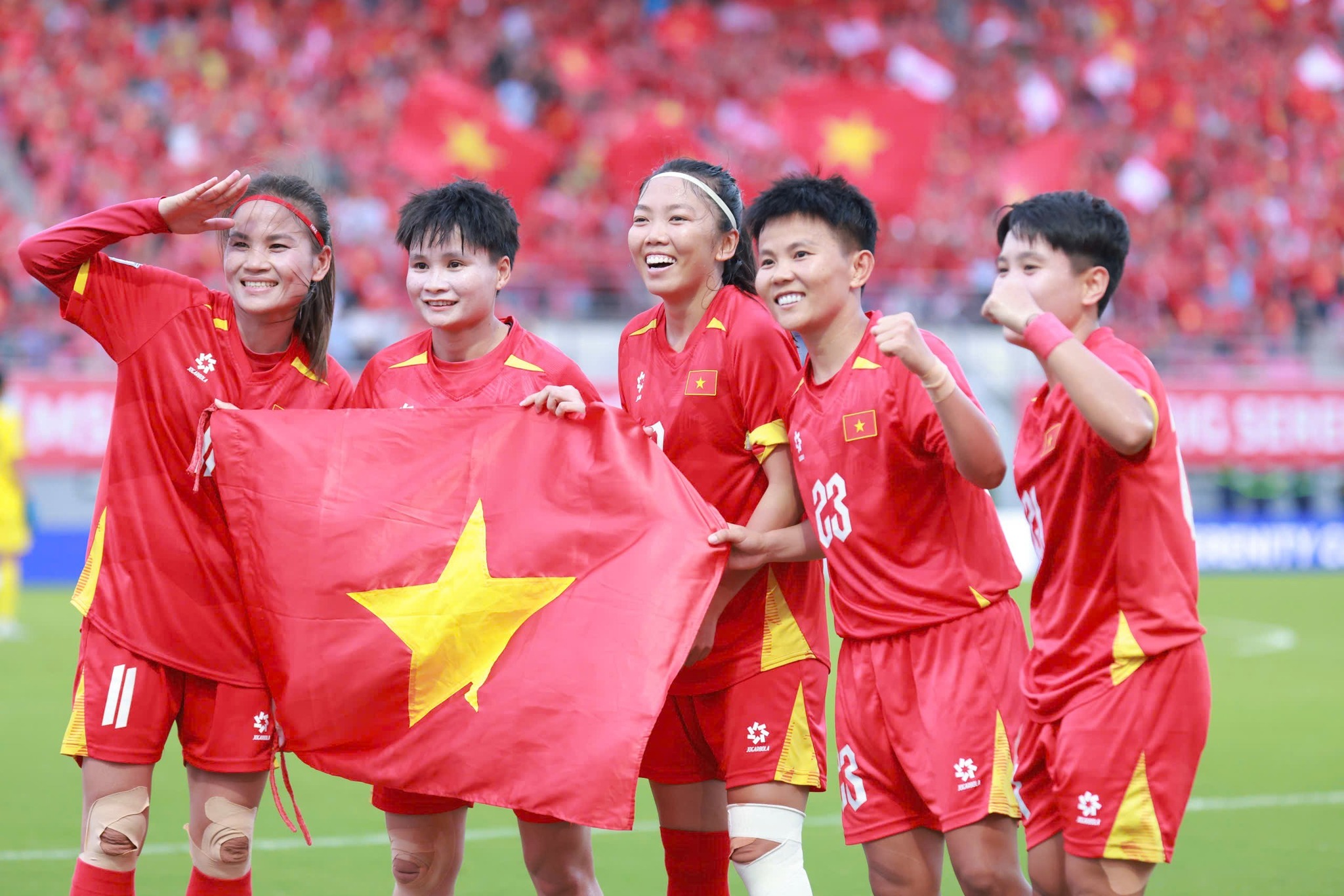 Die vietnamesische Frauenmannschaft gewann bei der Südostasiatischen Frauenfußballmeisterschaft 2025 die Bronzemedaille – Foto 2. Tuyển nữ Việt Nam giành HCĐ giải Bóng đá nữ vô địch Đông Nam Á 2025 - Ảnh 2.