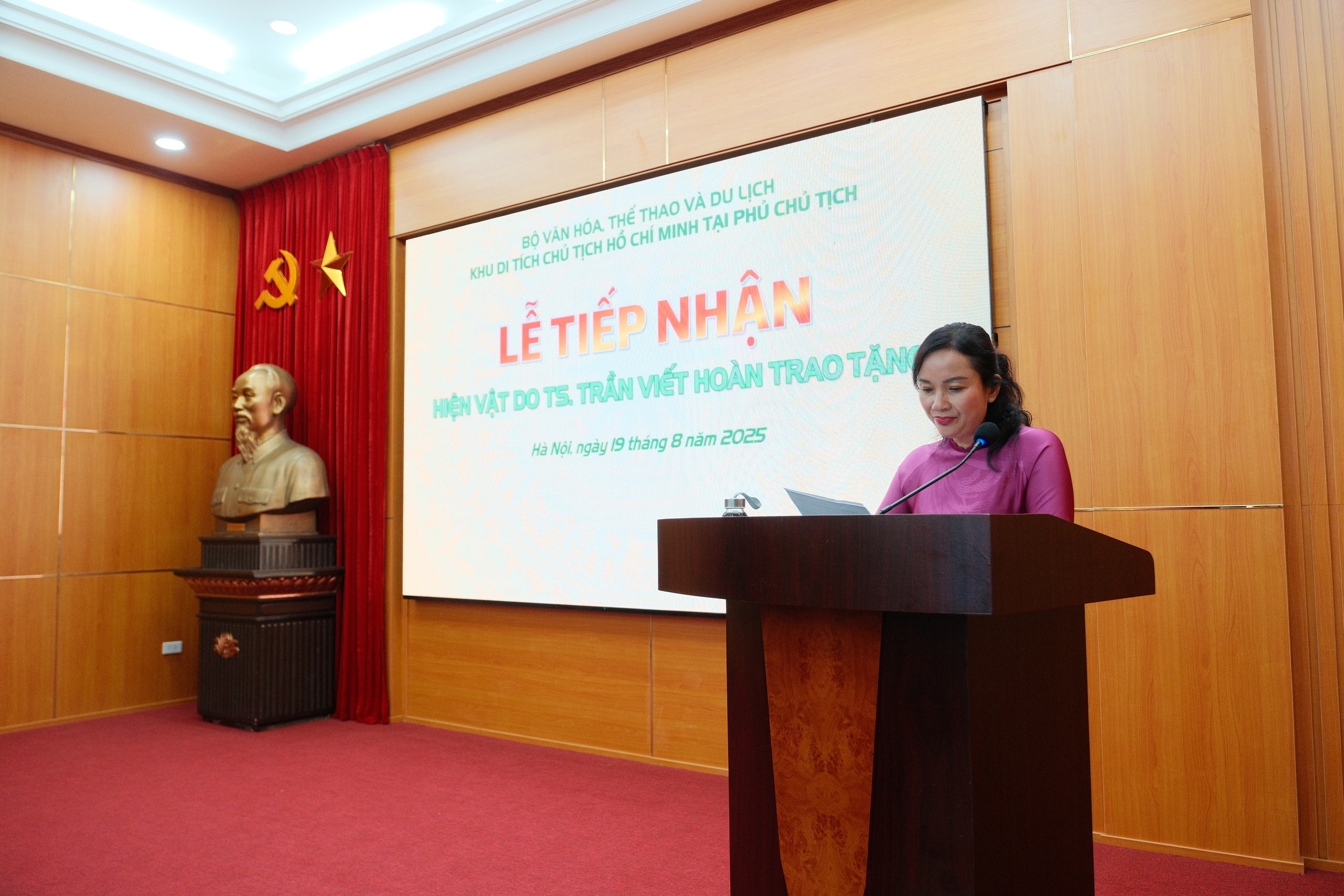 El ex director del Sitio de Reliquias, Tran Viet Hoan, presentó un valioso artefacto sobre el tío Ho - Foto 1. Nguyên Giám đốc Khu Di tích Trần Viết Hoàn trao tặng hiện vật quý về Bác Hồ - Ảnh 1.