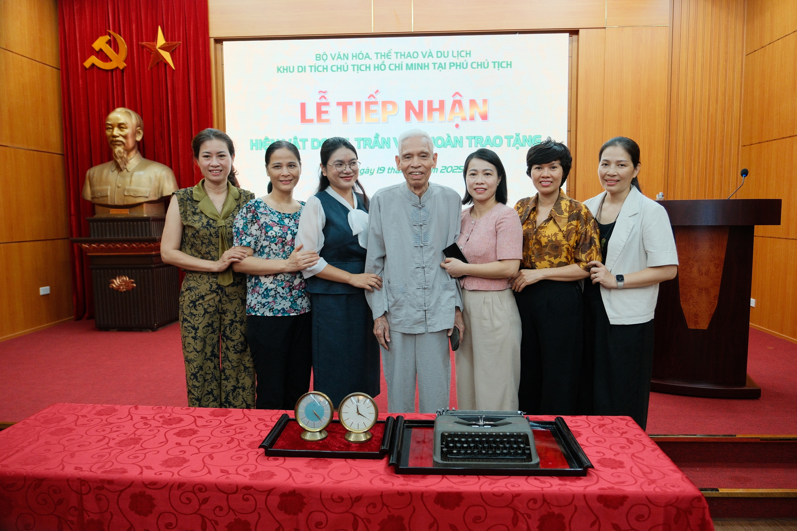 El ex director del Sitio de Reliquias, Tran Viet Hoan, presentó un valioso artefacto sobre el tío Ho - Foto 6. Nguyên Giám đốc Khu Di tích Trần Viết Hoàn trao tặng hiện vật quý về Bác Hồ - Ảnh 6.