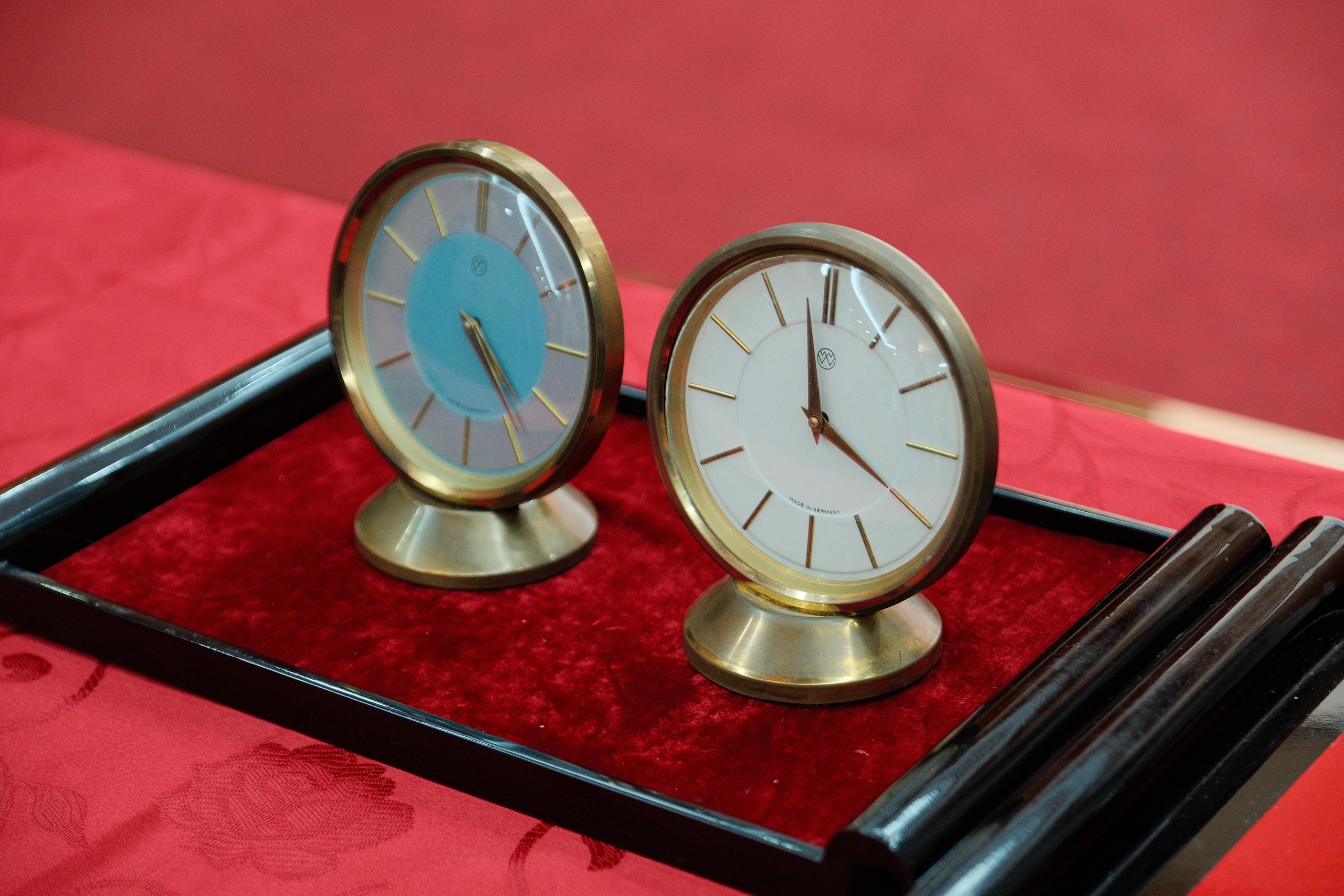 El ex director del Sitio de Reliquias, Tran Viet Hoan, presentó un valioso artefacto sobre el tío Ho - Foto 3. Nguyên Giám đốc Khu Di tích Trần Viết Hoàn trao tặng hiện vật quý về Bác Hồ - Ảnh 3.