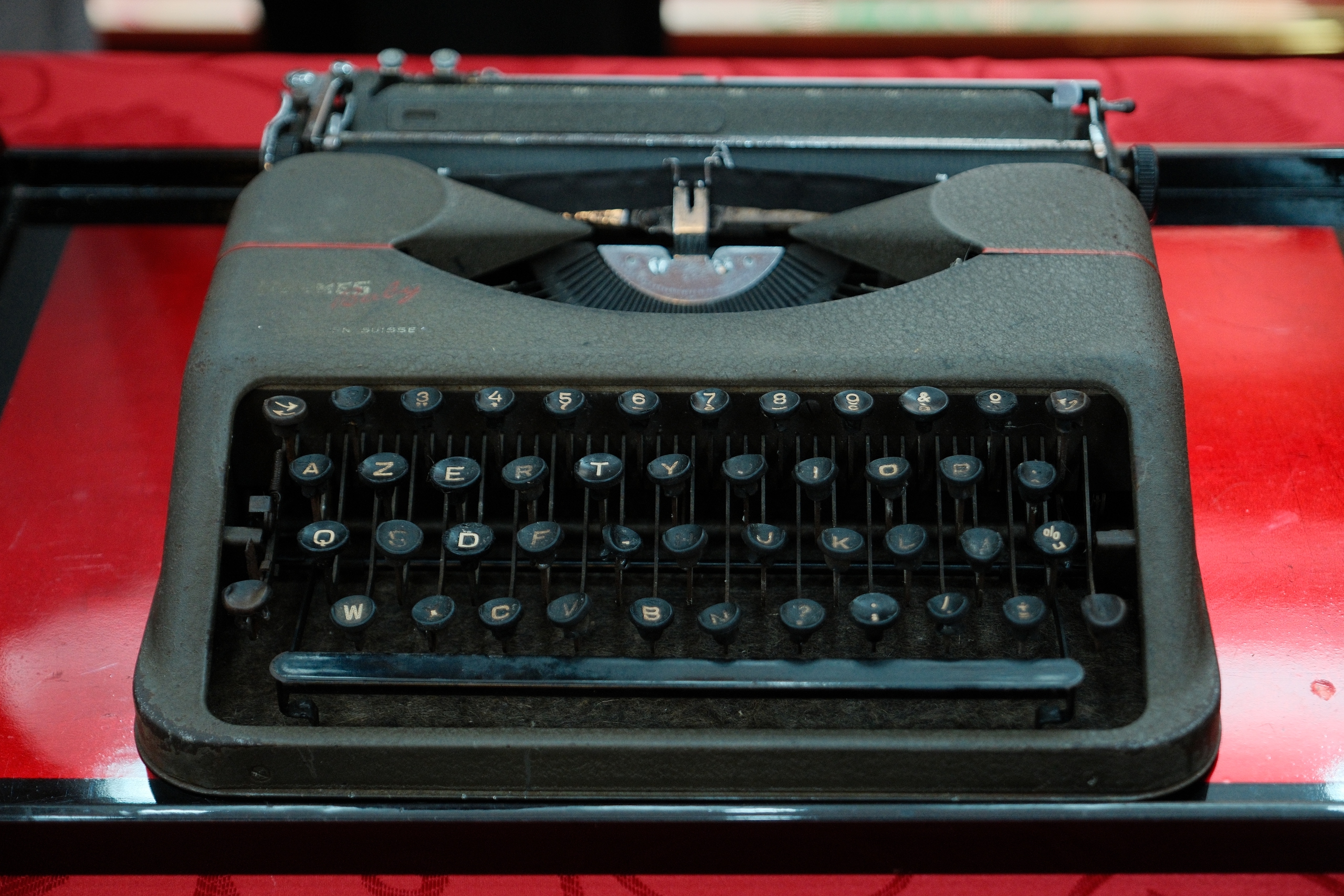 El ex director del Sitio de Reliquias, Tran Viet Hoan, presentó un valioso artefacto sobre el tío Ho - Foto 2. Nguyên Giám đốc Khu Di tích Trần Viết Hoàn trao tặng hiện vật quý về Bác Hồ - Ảnh 2.