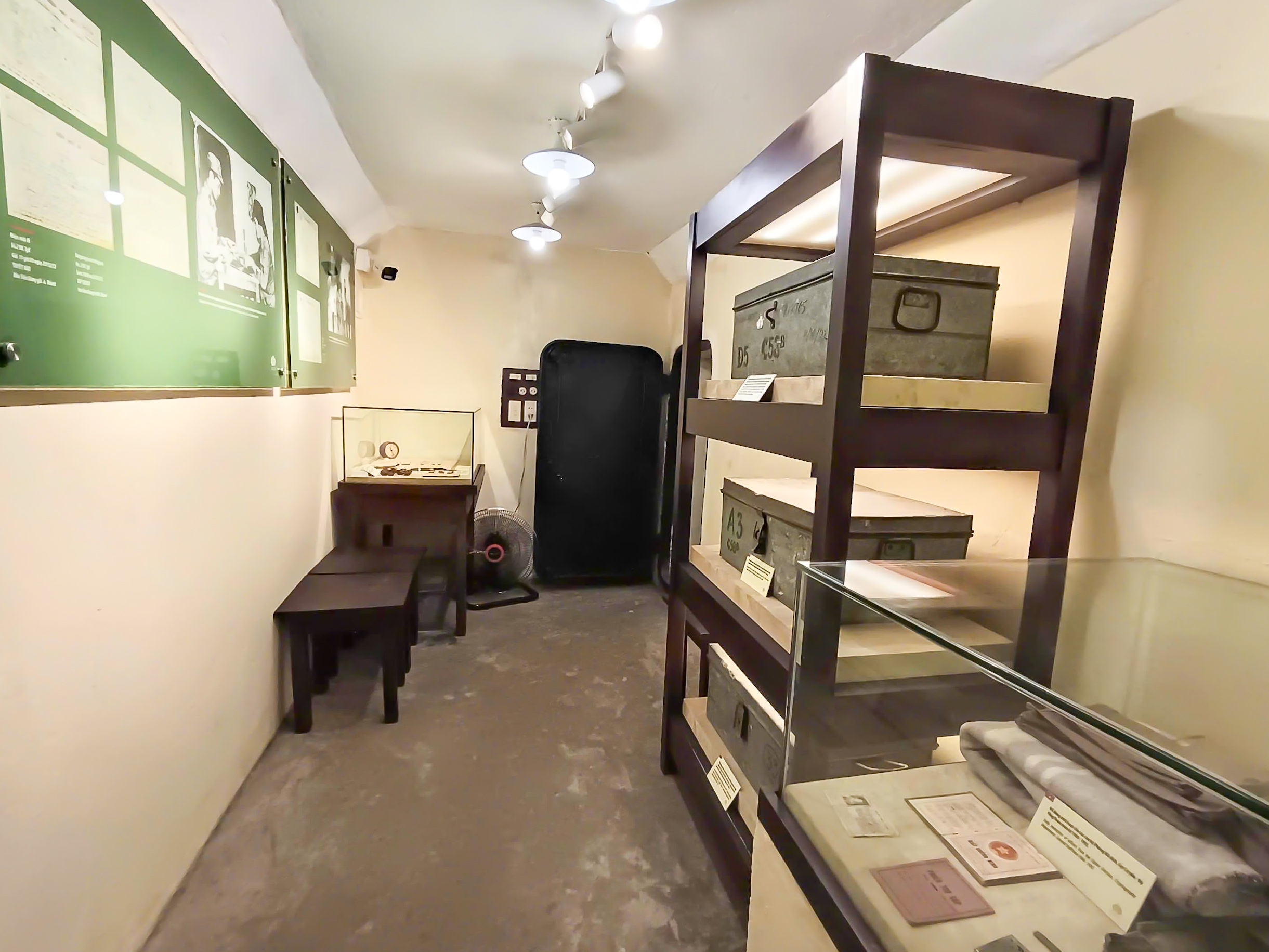 First time opening to visit the Cryptographic Cellar at Thang Long Imperial Citadel - Photo 6. Lần đầu tiên mở cửa tham quan Hầm Cơ yếu tại Hoàng thành Thăng Long - Ảnh 6.