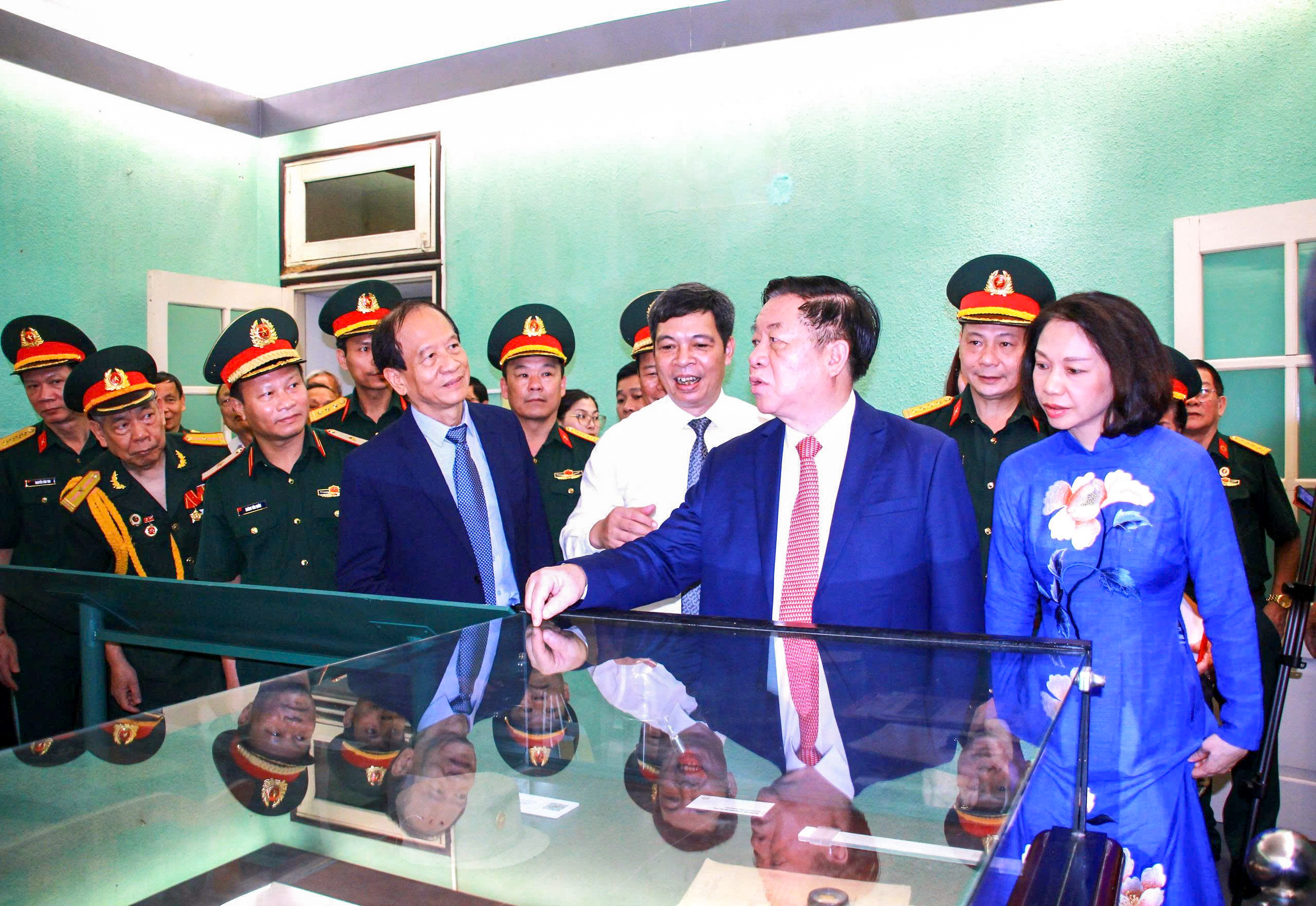 First time opening to visit the Cryptographic Cellar at Thang Long Imperial Citadel - Photo 4. Lần đầu tiên mở cửa tham quan Hầm Cơ yếu tại Hoàng thành Thăng Long - Ảnh 4.