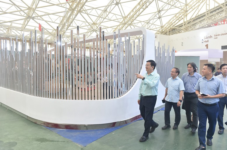 Tăng tốc hoàn thiện các hạng mục thi công gian trưng bày Triển lãm thành tựu Đất nước dịp 80 năm Quốc khánh - Ảnh 1. Tăng tốc hoàn thiện các hạng mục thi công gian trưng bày Triển lãm thành tựu Đất nước dịp 80 năm Quốc khánh - Ảnh 1.