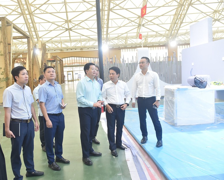 Tăng tốc hoàn thiện các hạng mục thi công gian trưng bày Triển lãm thành tựu Đất nước dịp 80 năm Quốc khánh - Ảnh 2. Tăng tốc hoàn thiện các hạng mục thi công gian trưng bày Triển lãm thành tựu Đất nước dịp 80 năm Quốc khánh - Ảnh 2.