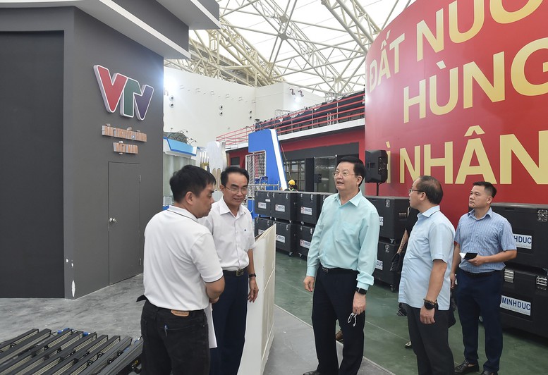 Tăng tốc hoàn thiện các hạng mục thi công gian trưng bày Triển lãm thành tựu Đất nước dịp 80 năm Quốc khánh - Ảnh 3. Tăng tốc hoàn thiện các hạng mục thi công gian trưng bày Triển lãm thành tựu Đất nước dịp 80 năm Quốc khánh - Ảnh 3.