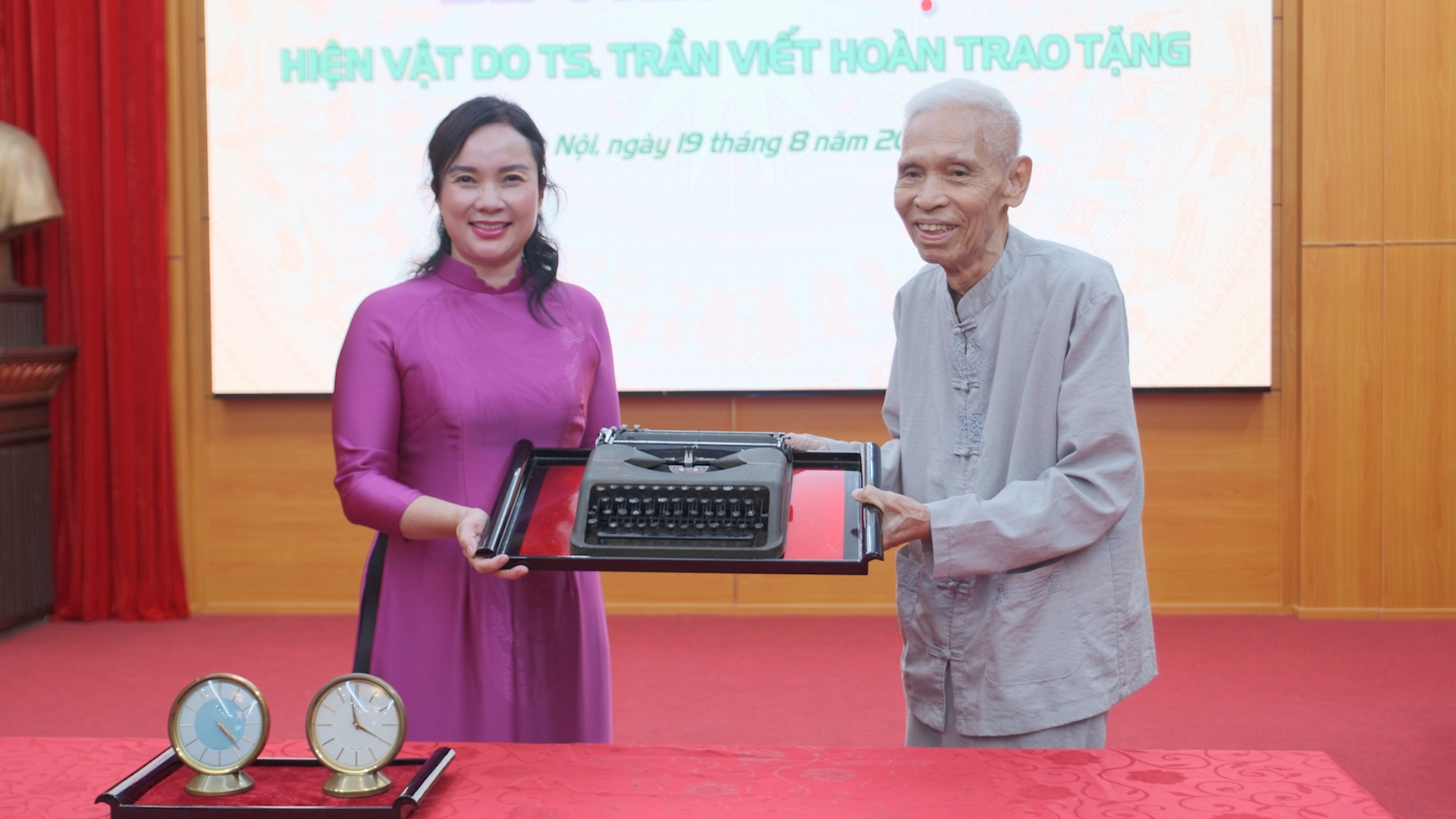 El ex director del Sitio de Reliquias, Tran Viet Hoan, presentó un valioso artefacto sobre el tío Ho - Foto 4. Nguyên Giám đốc Khu Di tích Trần Viết Hoàn trao tặng hiện vật quý về Bác Hồ - Ảnh 4.
