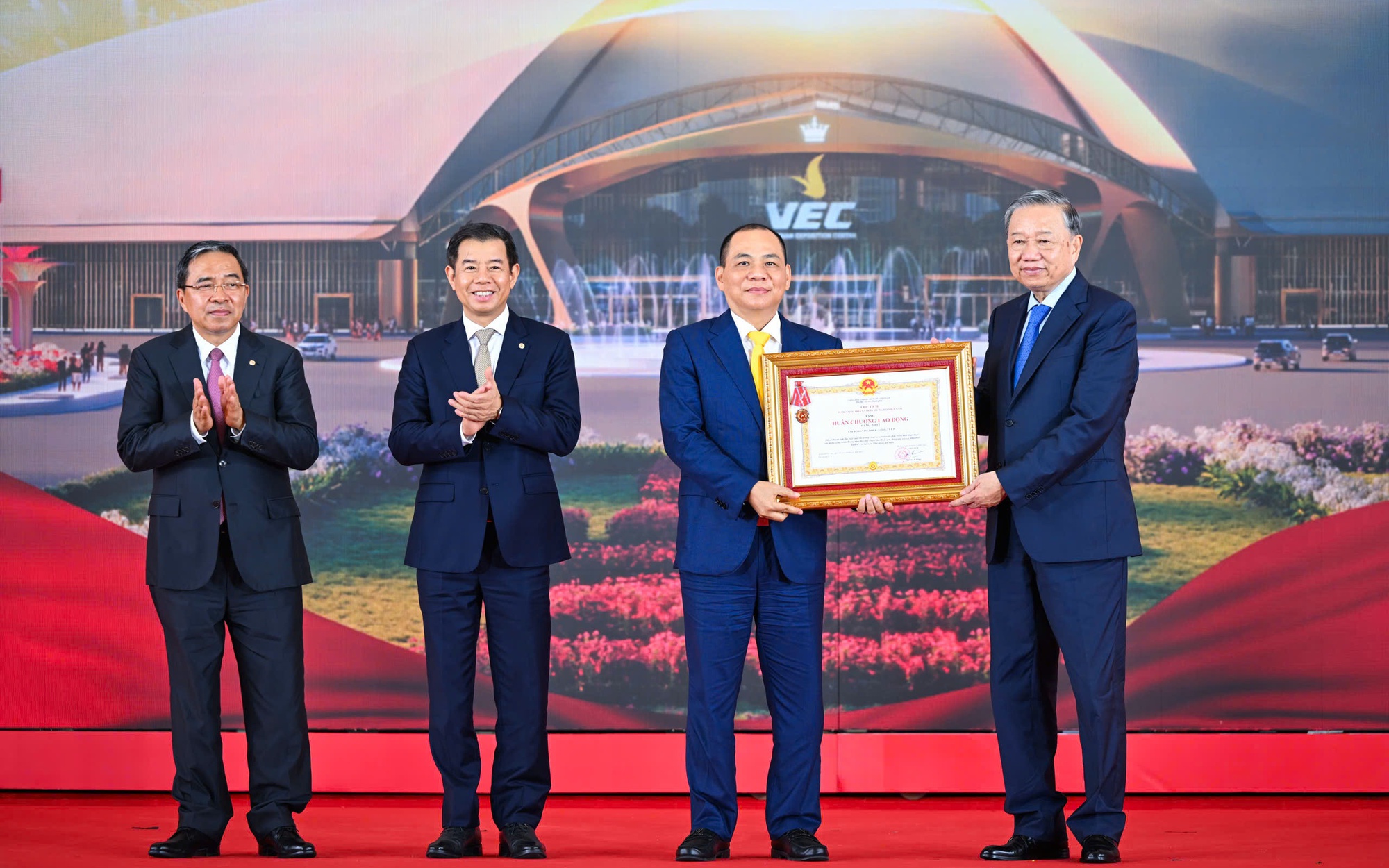 Tập đoàn Vingroup nhận Huân chương lao động hạng Nhất vì có thành tích đặc biệt xuất sắc trong việc triển khai xây dựng Trung tâm Hội chợ Triển lãm Quốc gia