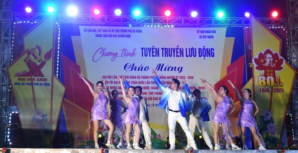 Đà Nẵng: Đưa chương trình văn nghệ, chiếu phim lưu động về với miền núi, xã đảo - Ảnh 4.