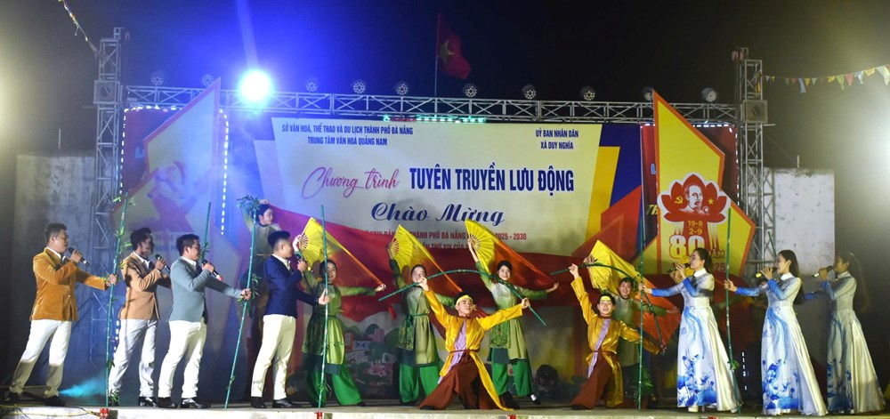 Đà Nẵng: Đưa chương trình văn nghệ, chiếu phim lưu động về với miền núi, xã đảo - Ảnh 2.