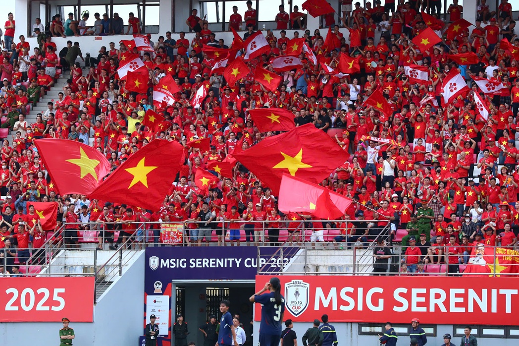 يشكر المدرب ماي دوك تشونغ الجماهير على دعمهم وتشجيعهم ومساعدة الفريق على الفوز - الصورة 1. HLV Mai Đức Chung cảm ơn người hâm mộ đã ủng hộ, cổ vũ, giúp đội tuyển chiến thắng - Ảnh 1.