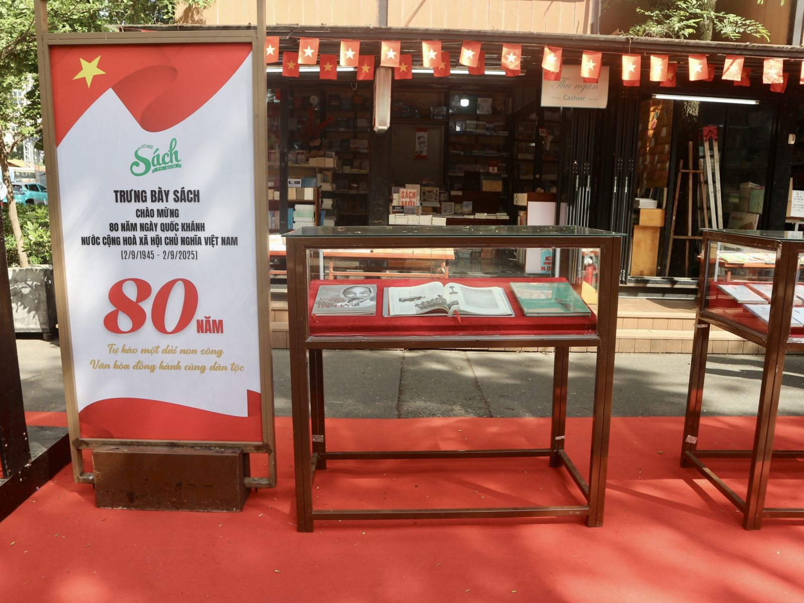 TP Hồ Chí Minh: Trưng bày sách “80 năm tự hào một dải non sông” - Ảnh 7.
