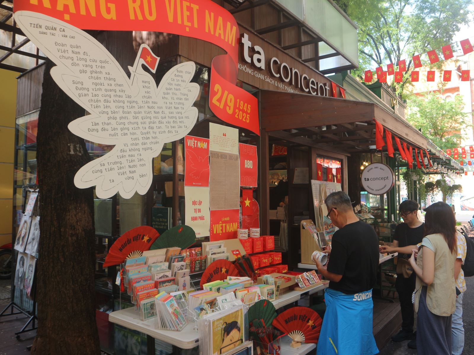 TP Hồ Chí Minh: Trưng bày sách “80 năm tự hào một dải non sông” - Ảnh 11.