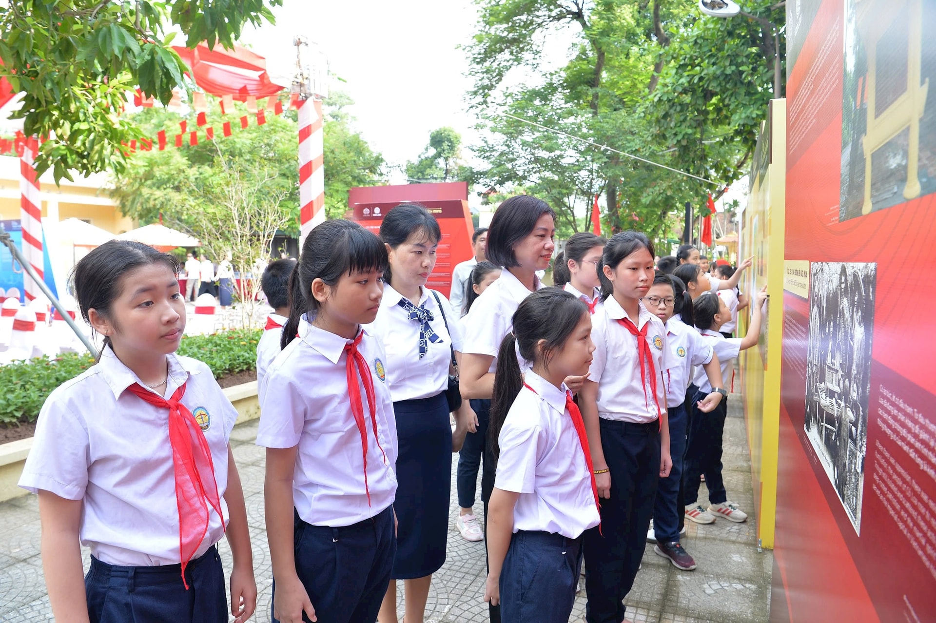 Hà Nội: Trưng bày hơn 100 hình ảnh, tư liệu về “Cổ Loa - Truyền thống và cách mạng” - Ảnh 4. Hà Nội: Trưng bày hơn 100 hình ảnh, tư liệu về “Cổ Loa - Truyền thống và cách mạng” - Ảnh 4.