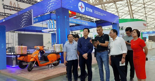 Phó Thủ tướng tham quan không gian triển lãm của 12 ngành công nghiệp văn hóa
