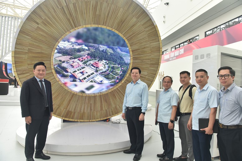 Phó Thủ tướng Mai Văn Chính kiểm tra công tác hoàn thiện các gian hàng Triển lãm thành tựu Đất nước dịp 80 năm Quốc khánh - Ảnh 1. Phó Thủ tướng Mai Văn Chính kiểm tra công tác hoàn thiện các gian hàng Triển lãm thành tựu Đất nước dịp 80 năm Quốc khánh - Ảnh 1.