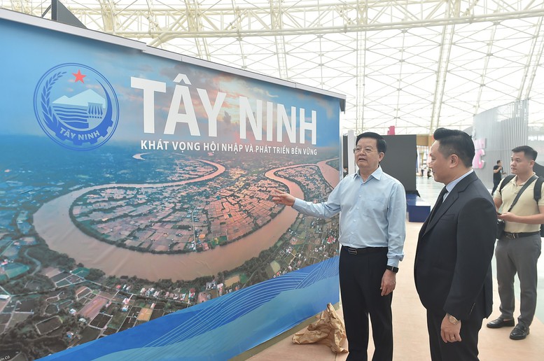 Phó Thủ tướng Mai Văn Chính kiểm tra công tác hoàn thiện các gian hàng Triển lãm thành tựu Đất nước dịp 80 năm Quốc khánh - Ảnh 2. Phó Thủ tướng Mai Văn Chính kiểm tra công tác hoàn thiện các gian hàng Triển lãm thành tựu Đất nước dịp 80 năm Quốc khánh - Ảnh 2.