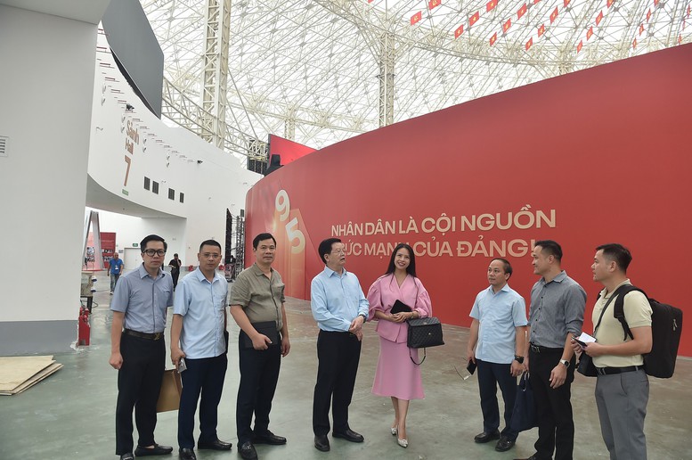 Phó Thủ tướng Mai Văn Chính kiểm tra công tác hoàn thiện các gian hàng Triển lãm thành tựu Đất nước dịp 80 năm Quốc khánh - Ảnh 5. Phó Thủ tướng Mai Văn Chính kiểm tra công tác hoàn thiện các gian hàng Triển lãm thành tựu Đất nước dịp 80 năm Quốc khánh - Ảnh 5.