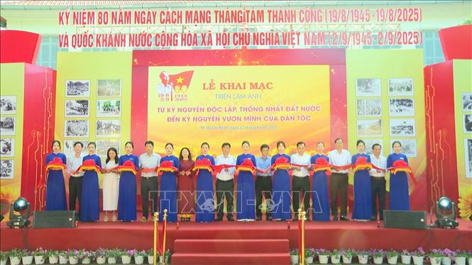 Triển lãm ảnh với góc nhìn chân thực, sống động về Bác Hồ và Thành phố Hồ Chí Minh - Ảnh 1.