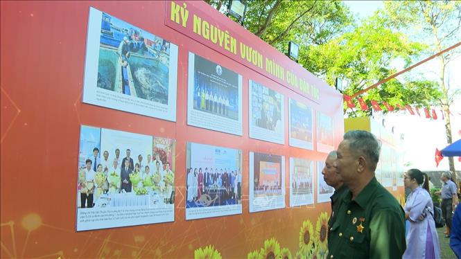 Triển lãm ảnh với góc nhìn chân thực, sống động về Bác Hồ và Thành phố Hồ Chí Minh - Ảnh 3.