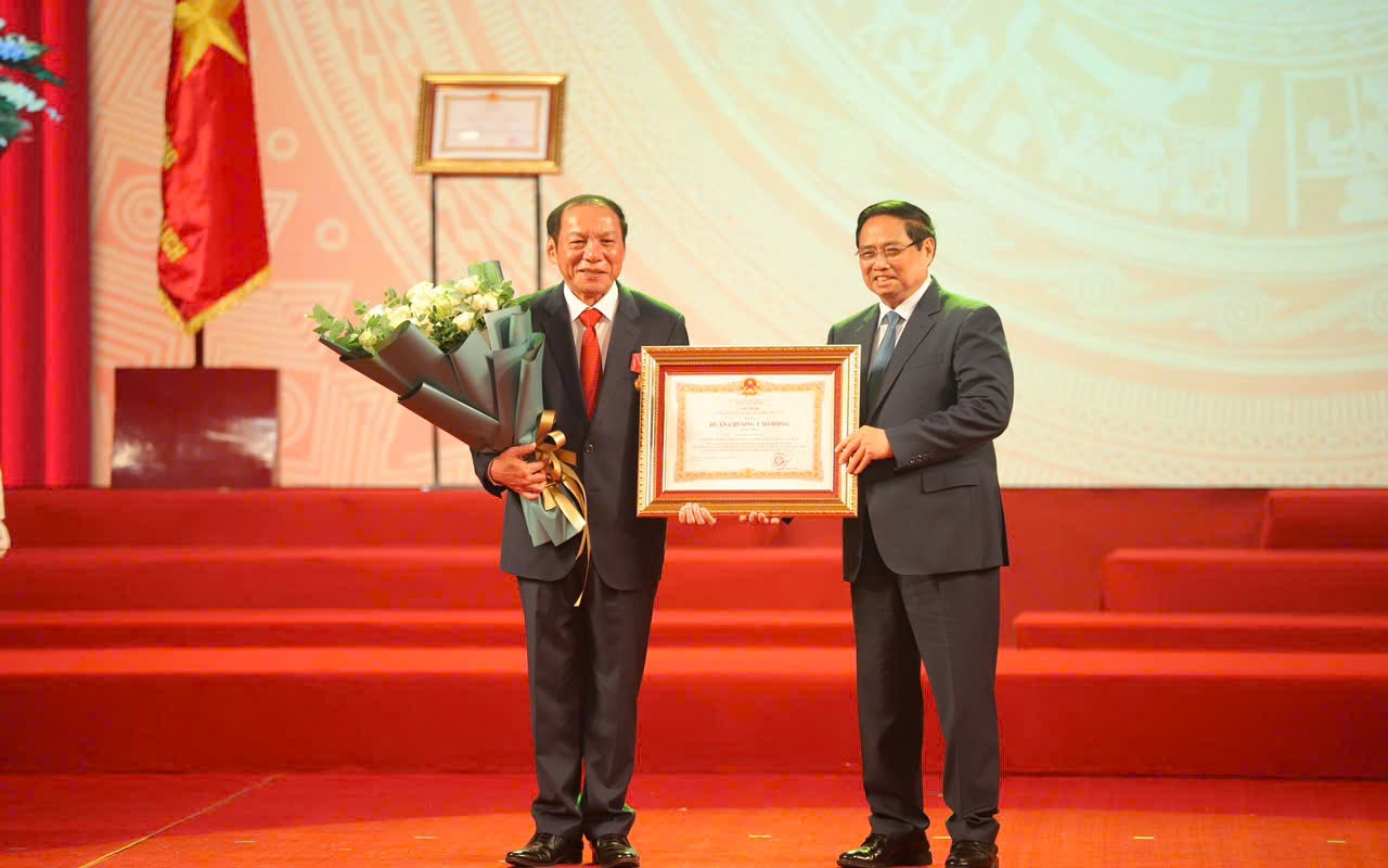 Bộ trưởng Nguyễn Văn Hùng được tặng thưởng Huân chương Lao động hạng Nhất 