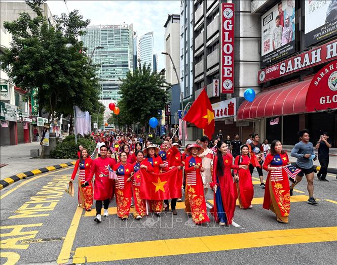 Nghệ thuật và áo dài truyền thống gắn kết quan hệ hữu nghị Việt Nam - Malaysia - Ảnh 3. Nghệ thuật và áo dài truyền thống gắn kết quan hệ hữu nghị Việt Nam - Malaysia - Ảnh 3.