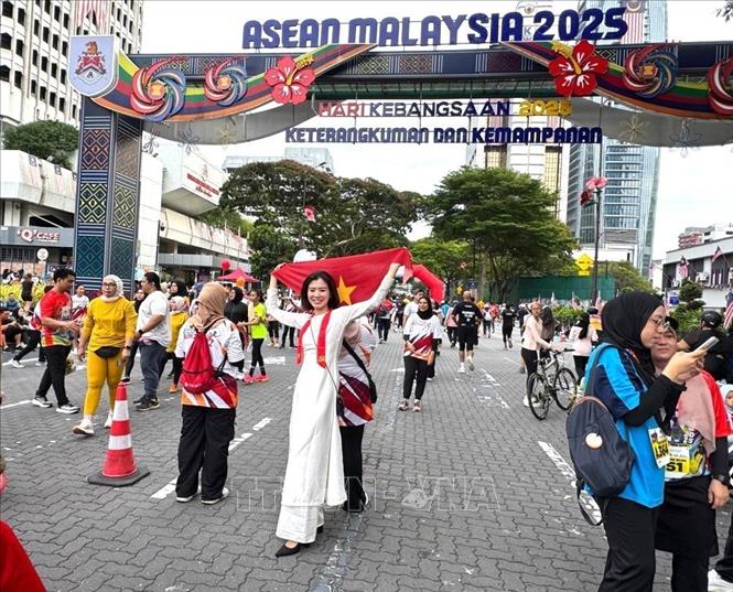 Nghệ thuật và áo dài truyền thống gắn kết quan hệ hữu nghị Việt Nam - Malaysia - Ảnh 4. Nghệ thuật và áo dài truyền thống gắn kết quan hệ hữu nghị Việt Nam - Malaysia - Ảnh 4.