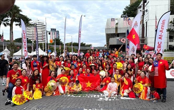 Nghệ thuật và áo dài truyền thống gắn kết quan hệ hữu nghị Việt Nam - Malaysia - Ảnh 6. Nghệ thuật và áo dài truyền thống gắn kết quan hệ hữu nghị Việt Nam - Malaysia - Ảnh 6.